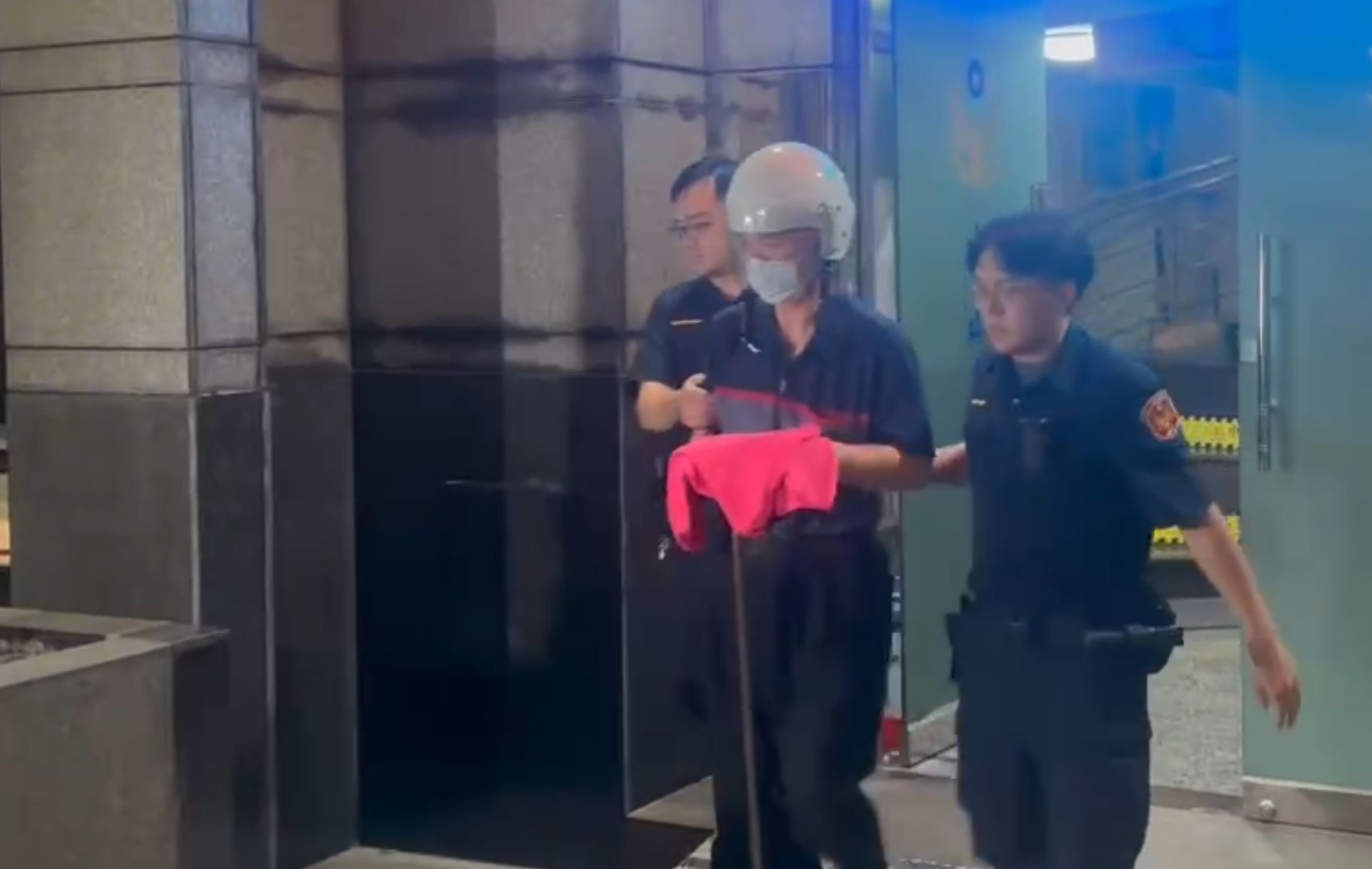 台北地檢署複訊後，檢方依過失致死罪諭令丁斌煌100萬交保，限制出境、出海。（翻攝畫面）