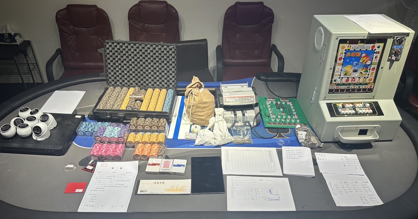 警方攻堅搜索，在現場查扣賭博用具及籌碼，訊後將13人送辦。（翻攝畫面）