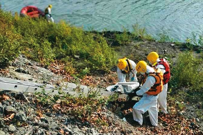 警消發現，凶手為避免冤魂索命，特地在死者雙眼貼上黑色膠帶。（民眾提供）