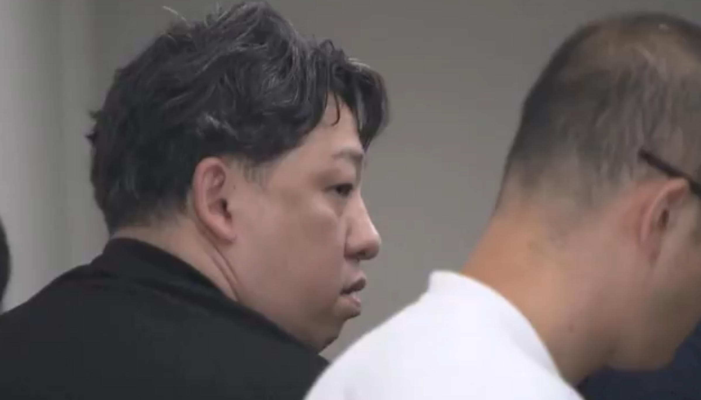 日本1名經紀公司社長因涉嫌多次猥褻未成年女偶像,而遭到警方逮捕。(翻攝自X@yorutsukin)