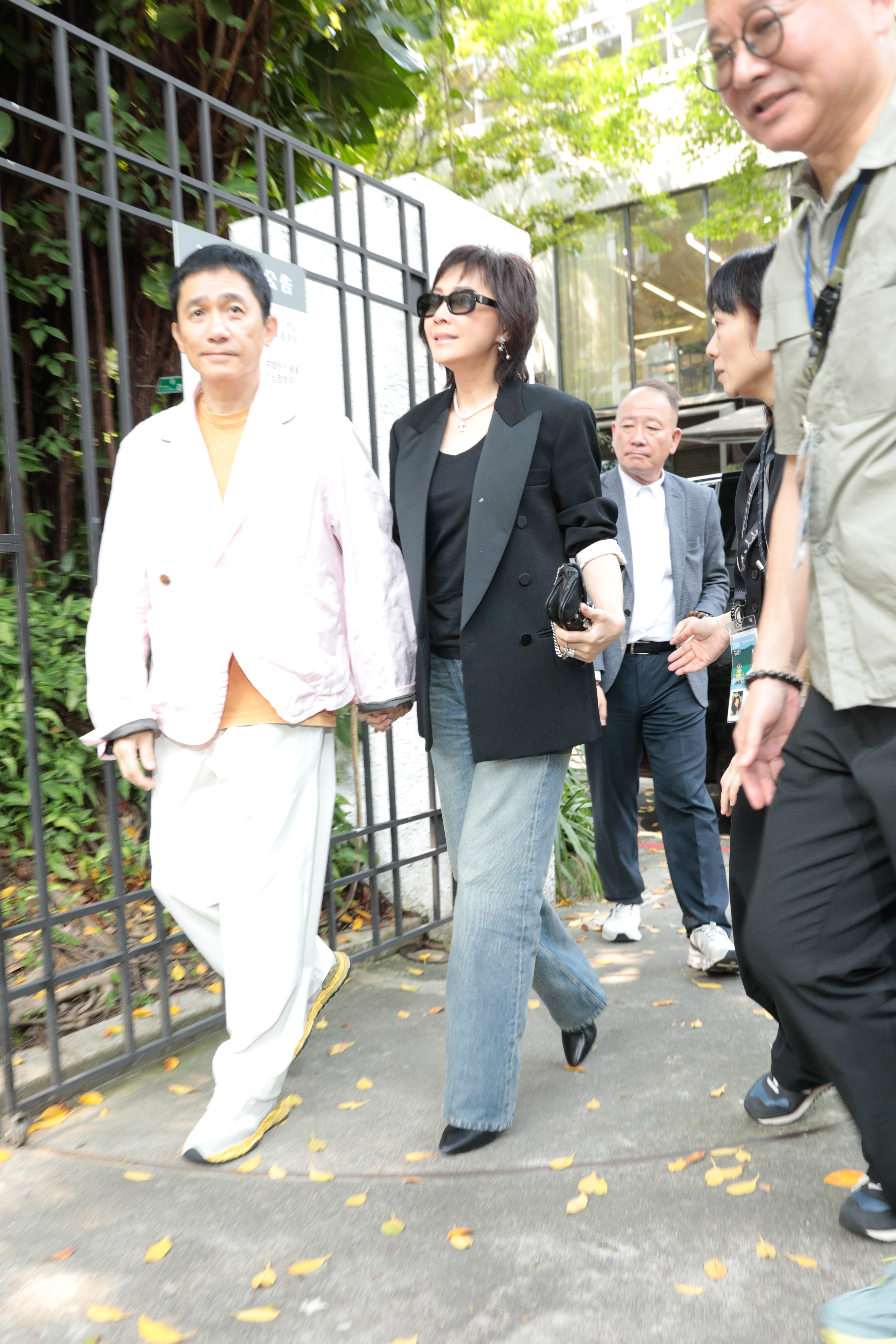 與太座劉嘉玲從下車到入場都是手牽手,這對影帝后夫妻從交往至今快40年,是彼此最堅強的依靠。