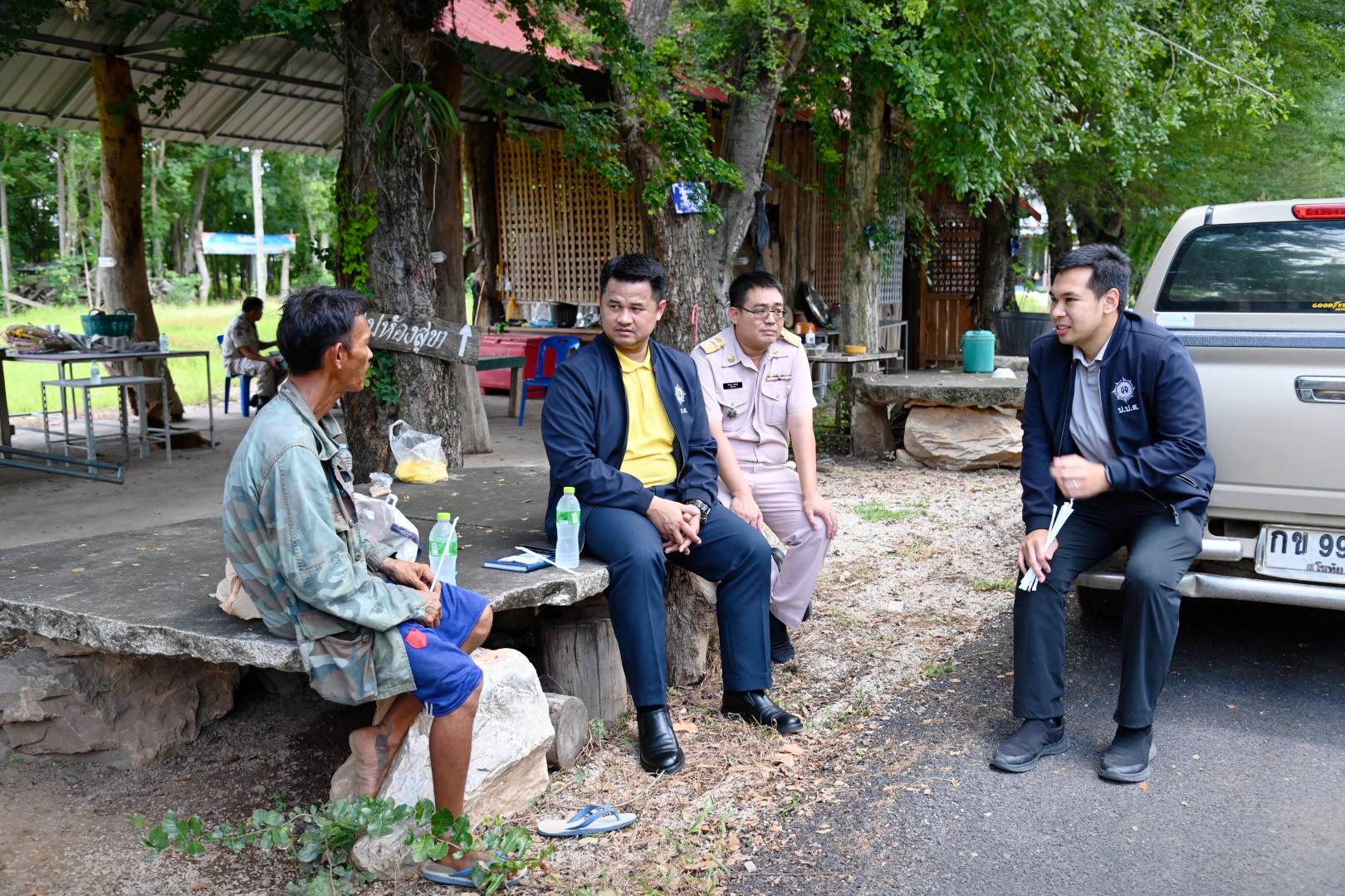 泰國緝毒局與披雅會面，提供腳傷治療、食物、水、止痛藥，並協助更換他已損壞的手機。（翻攝自สำนักงาน ปปส. ภาค 6 臉書）