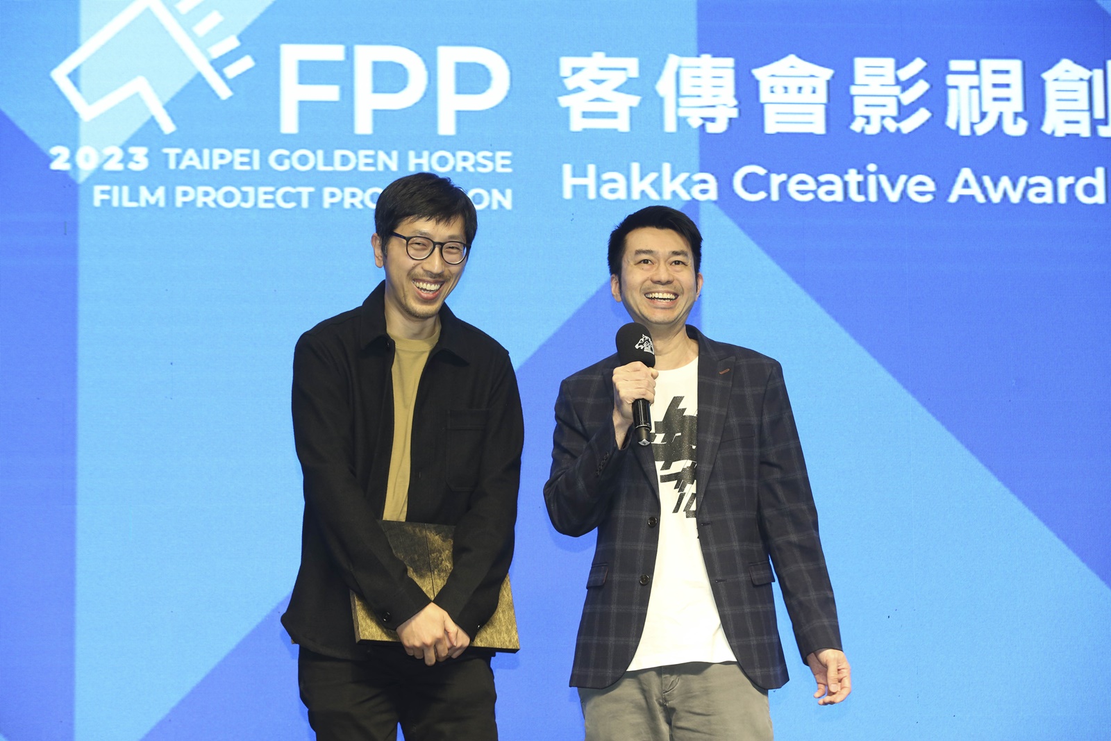 移居到英國的香港導演伍嘉良（左）與編劇曾俊榮（右），以拿描繪英國的香港移民企劃案《鬼同你移魂》，奪下客傳會影視創作獎。