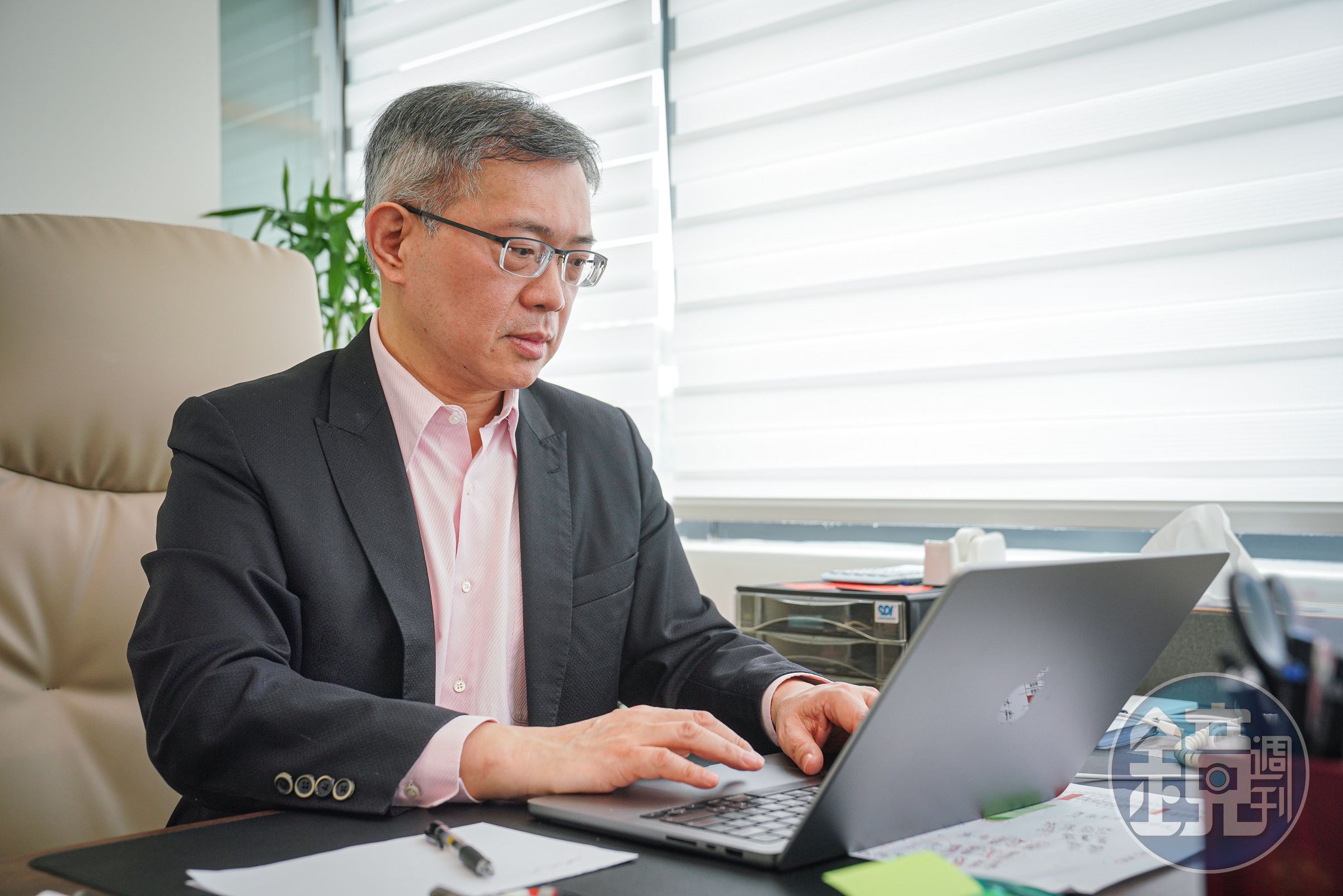 台股單日震盪逾千點，清大校務基金操盤人林哲群說，長期投資紀律更重要。