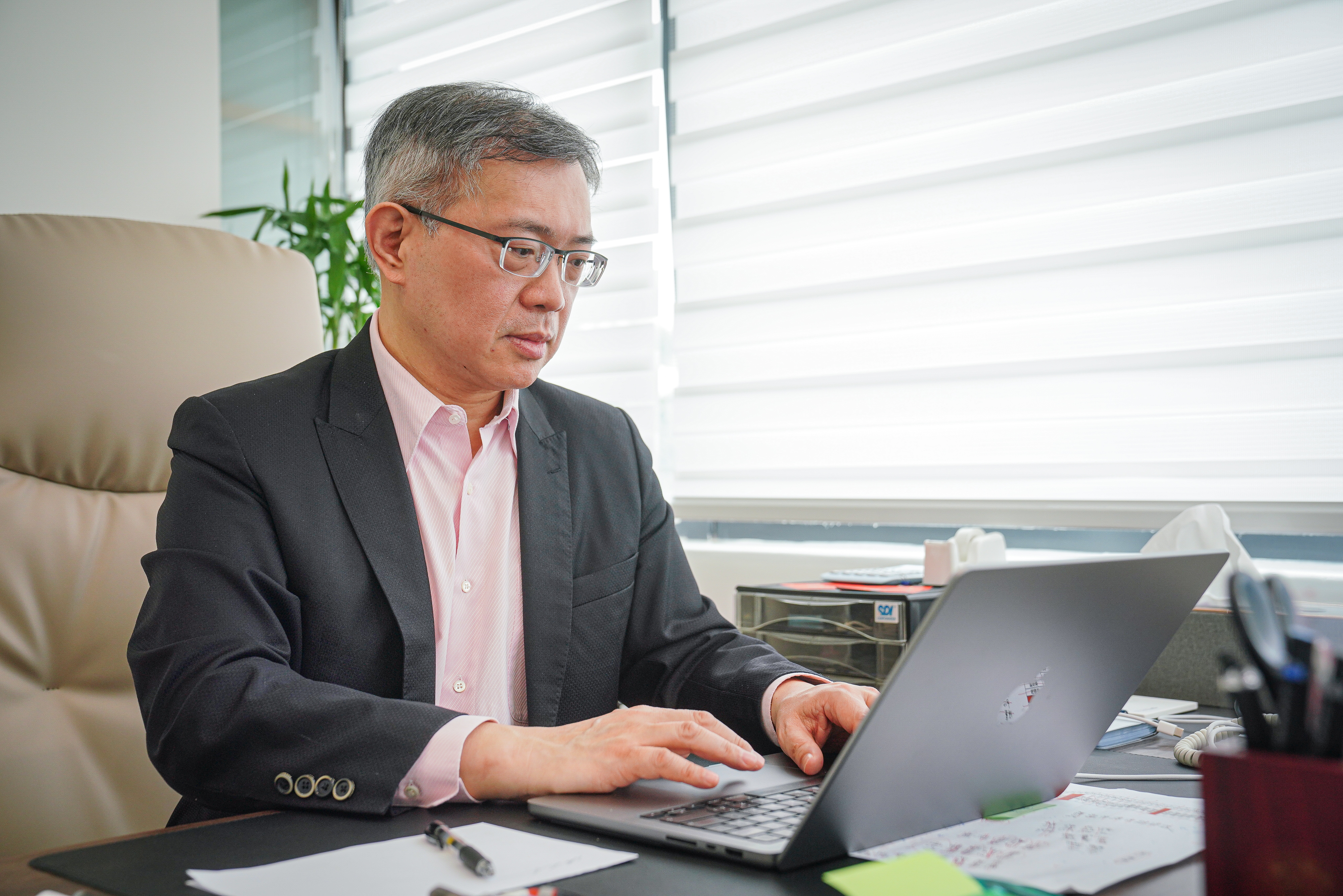 林哲群25年的教職生涯，讓他將學術完美植入校務基金的操盤基因。