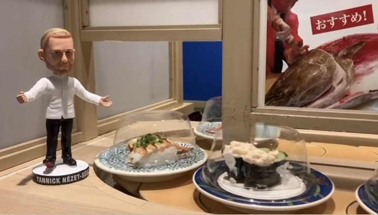 團員帶著亞尼克·聶澤-賽金的「搖頭娃娃」到處打卡，展現宛若家人的情感。（牛耳藝術提供）