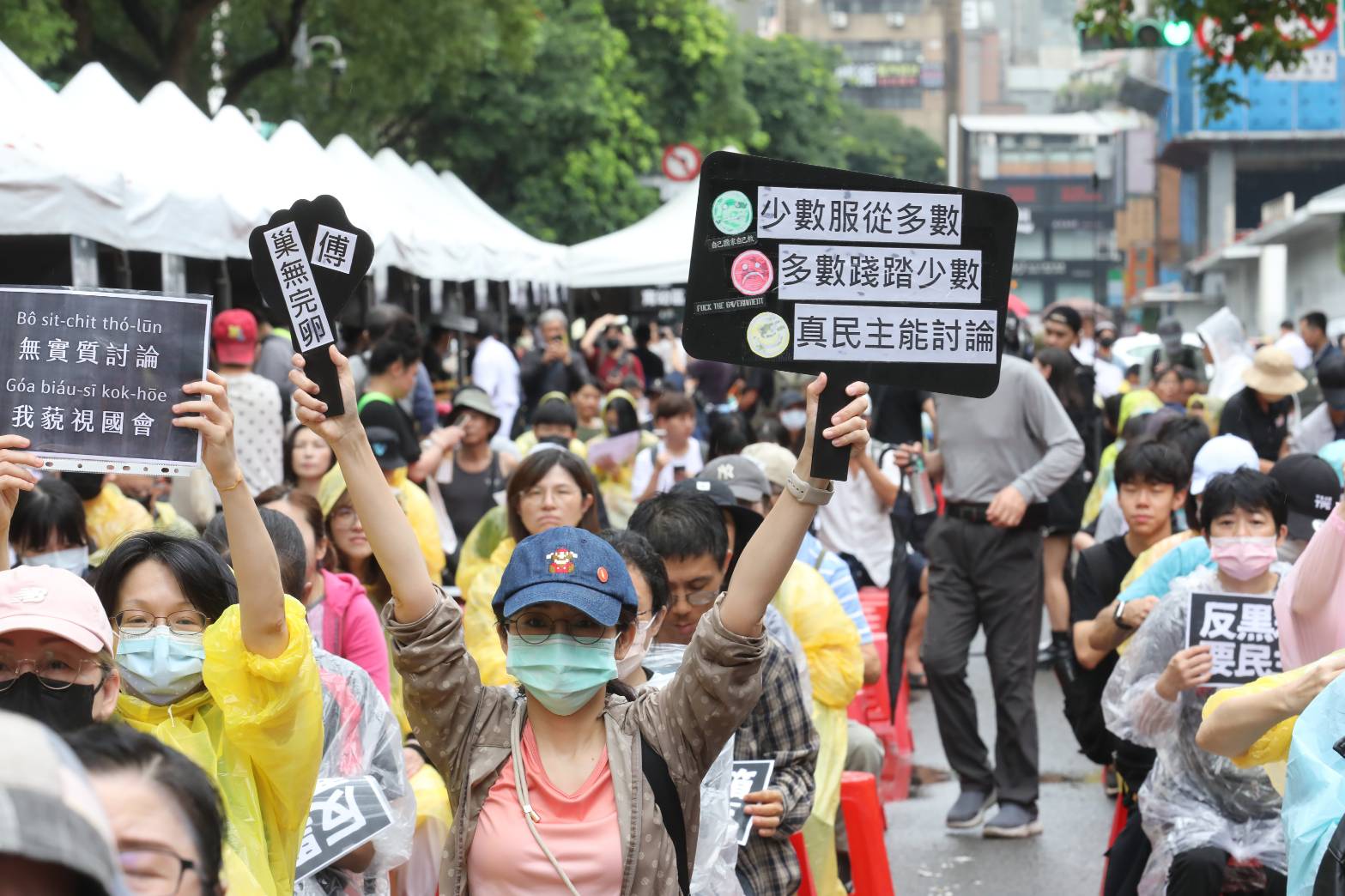 立法院外一早就聚集大批民眾冒雨抗議。