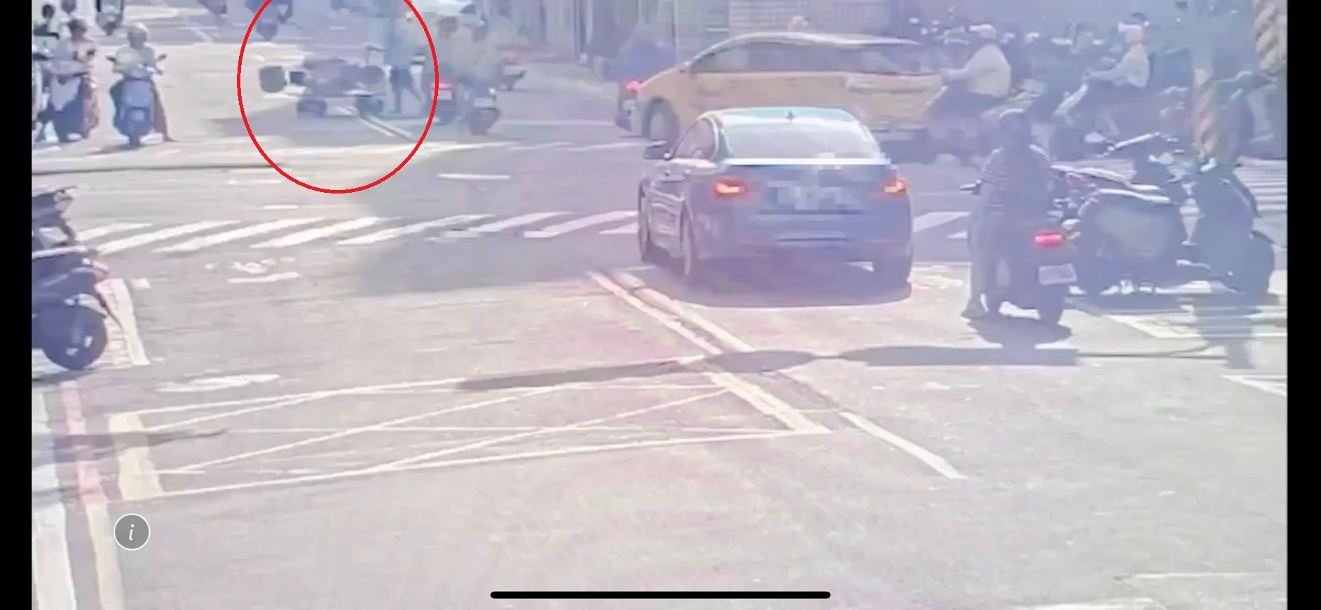 紀男僅花了7分鐘就將機車抬到推車上偷走。（翻攝畫面）