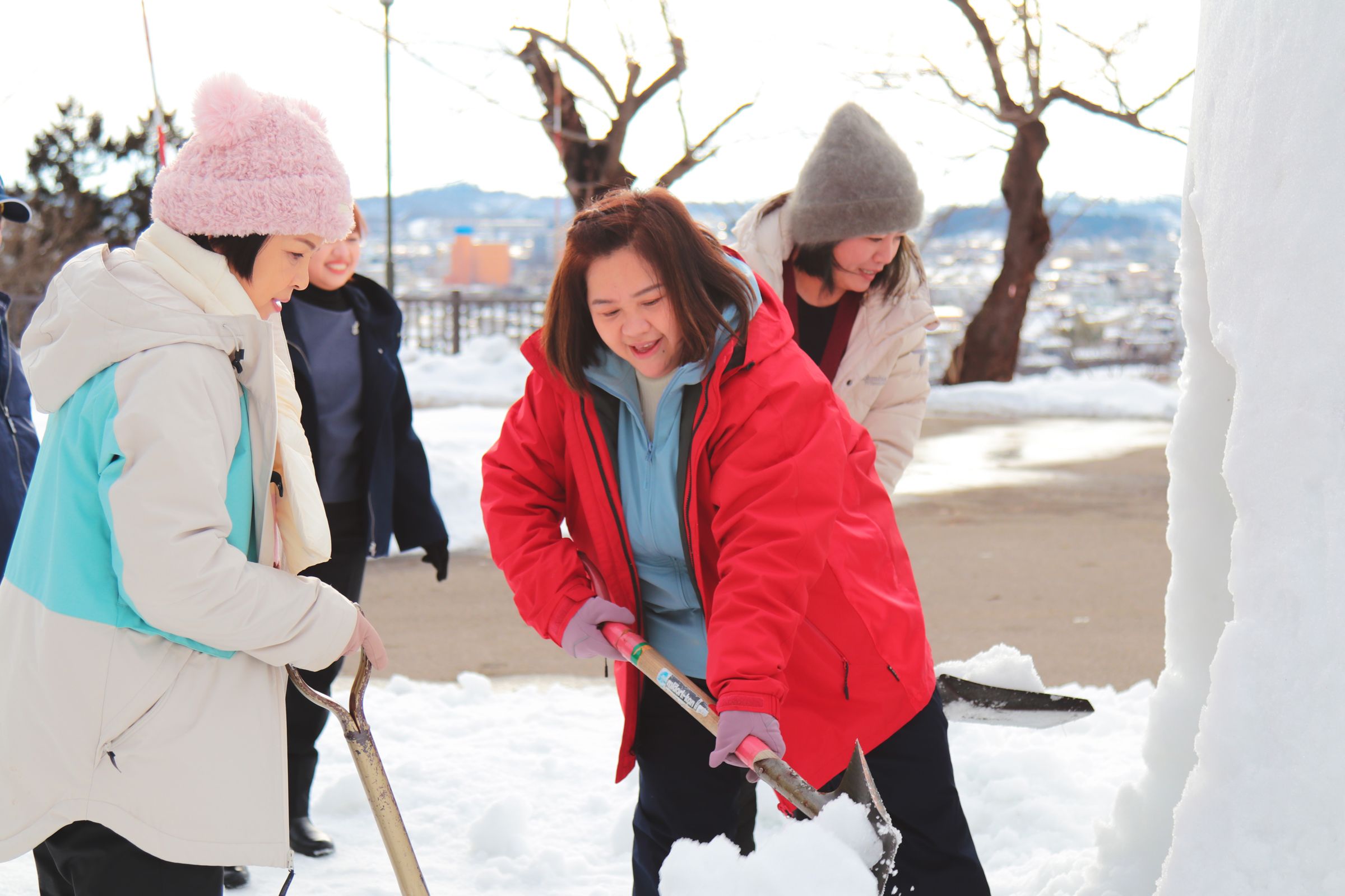 楊貴媚（左起）、鍾欣凌、嚴藝文剷雪砌雪屋。（桂田文化藝術基金會、桂田文創提供）