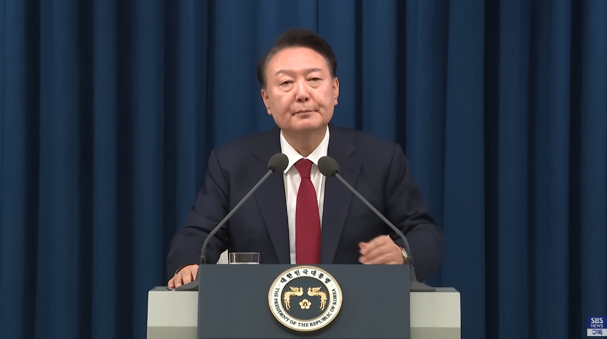 時任南韓總統尹錫悅突然宣布全國戒嚴,稱是為防止「同情北韓的反國家勢力」顛覆政權。(翻攝自SBS YT)