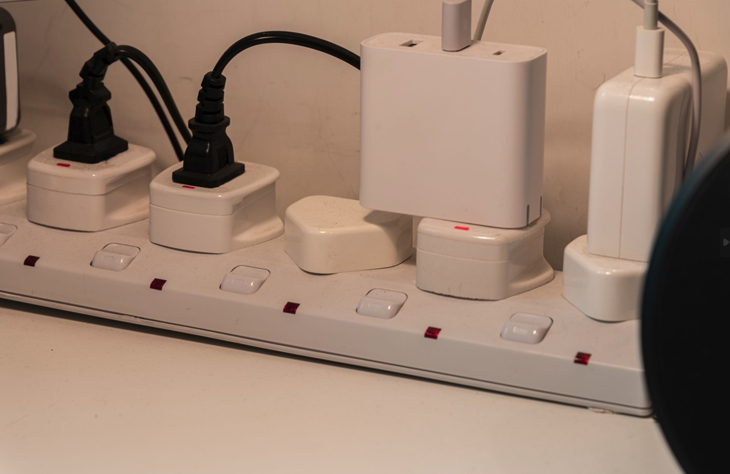 地震停電後也潛藏著電器用品的危險。示意圖（東方IC）