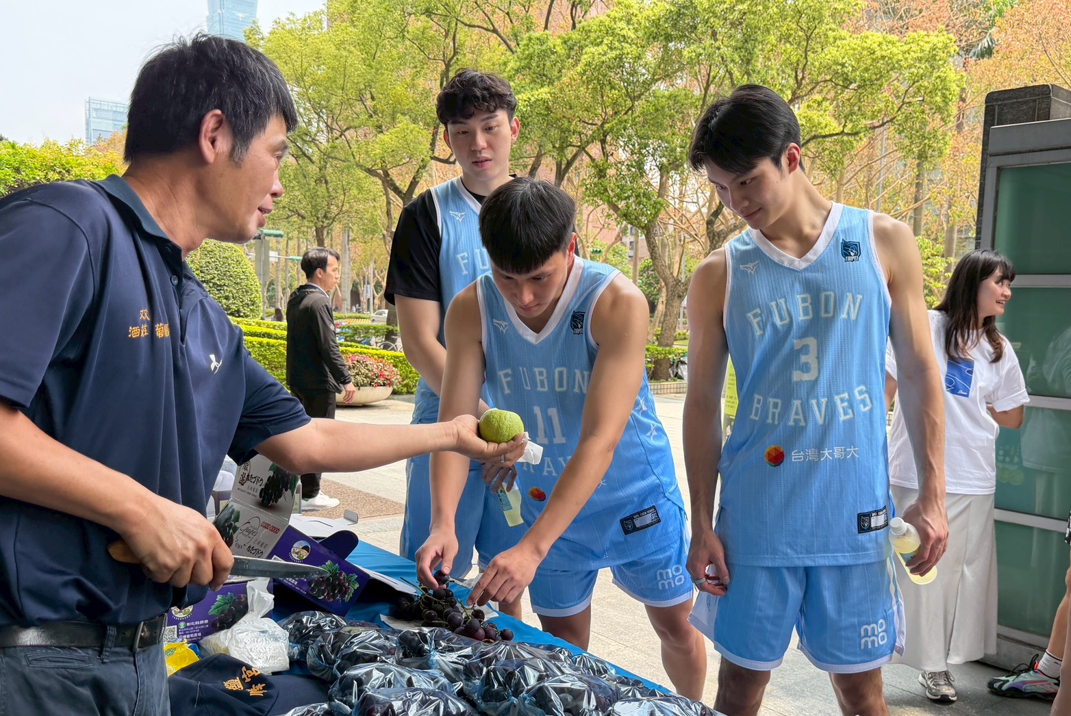 台北富邦勇士籃球隊球星曾祥鈞、洪楷傑、林俊佑擔任「富邦綠行動大使」，走進市集攤位力挺小農，帶動現場人氣與買氣。（業者提供）