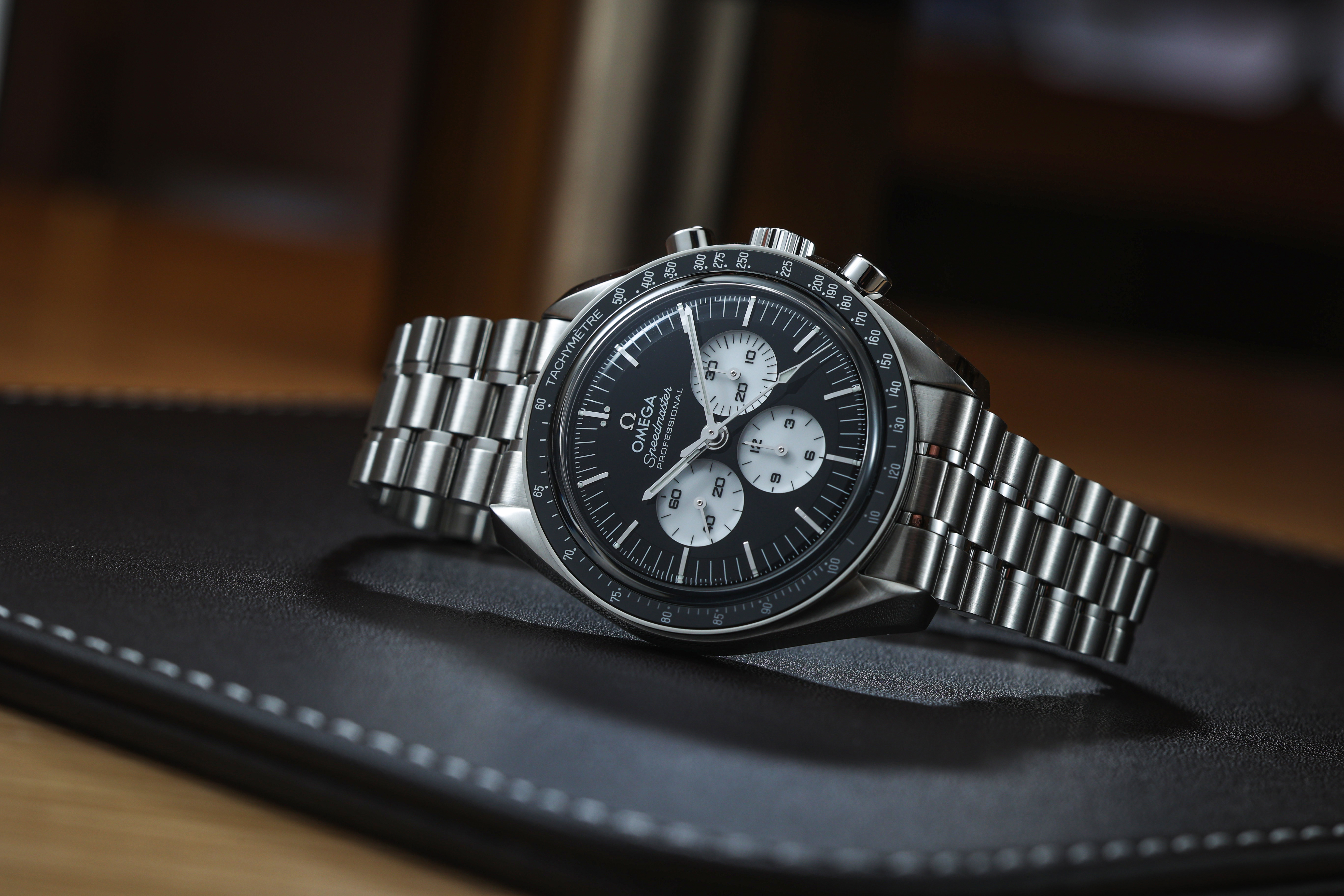 OMEGA在2026年剛開始就帶來話題大作：超霸登月錶「反熊貓面」設計，是超霸錶罕見的配色。