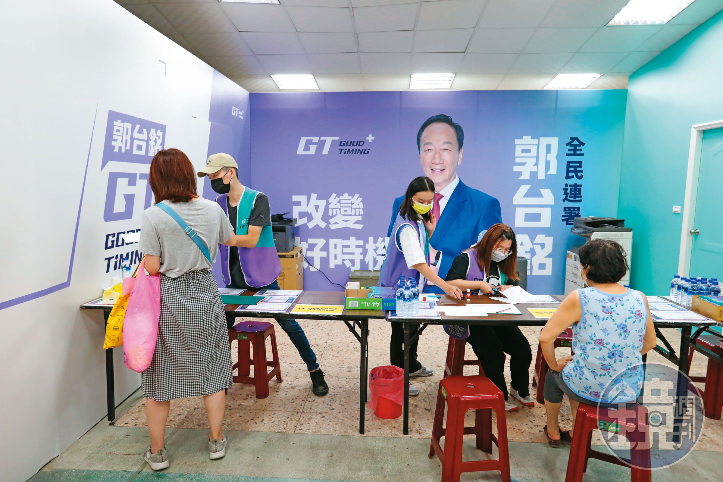 郭台銘在各縣市的3百多個連署站點，進可攻退可守，一旦與柯營合作，就將轉換成類黨部。