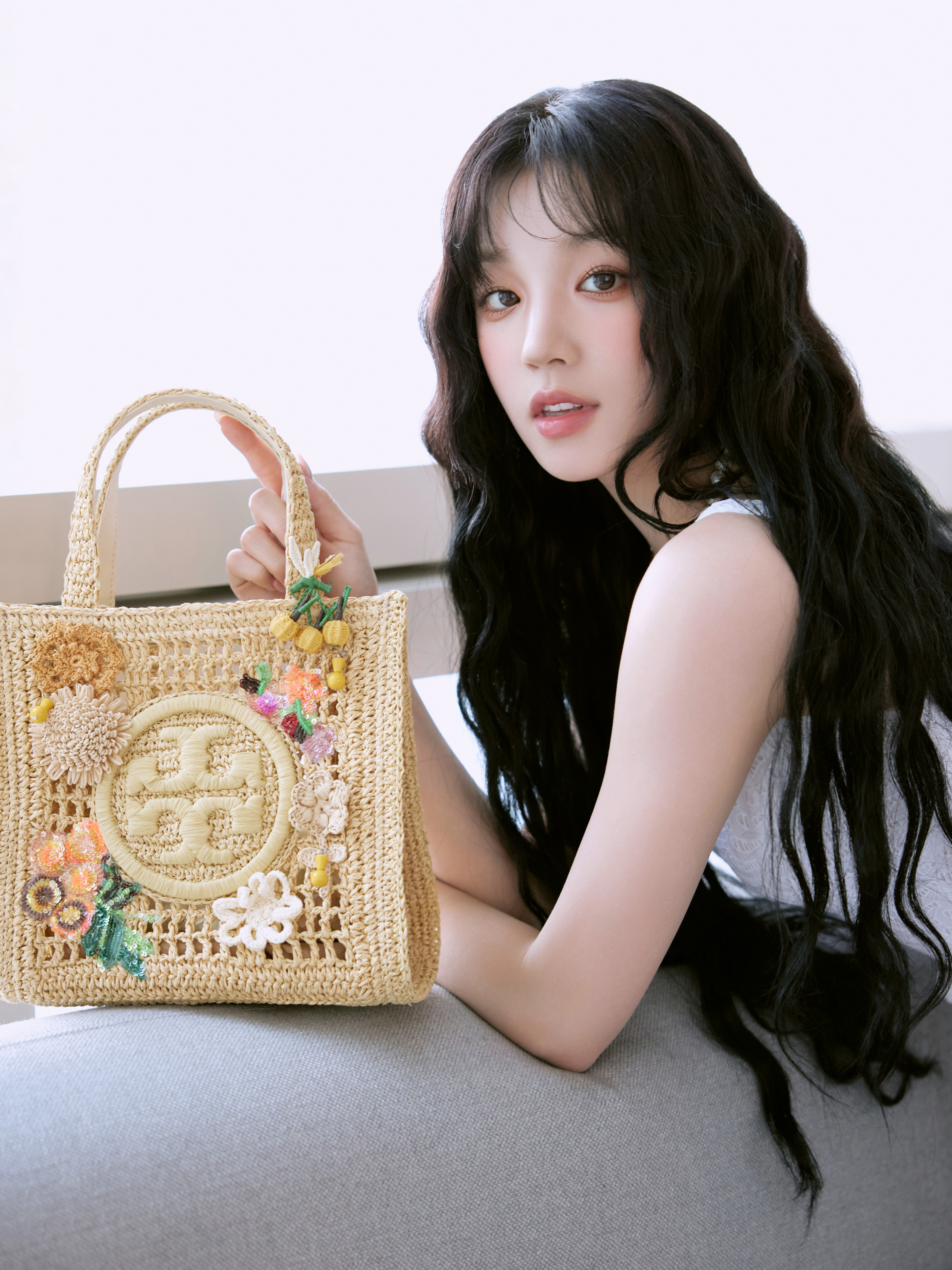 宋雨琦出席TORY BURCH首爾Destination Anywhere快閃店活動前的出發圖。(TORY BURCH 提供)