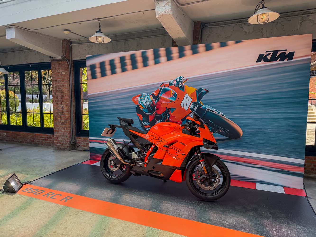 KTM 承襲 MotoGP 科技的性能旗艦 990 RC R。