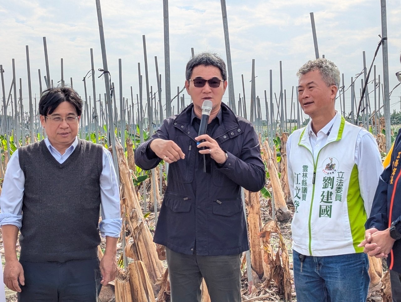 立委劉建國邀請國土署長下鄉，視察五鄉鎮道路改善工程補助案。（讀者提供）