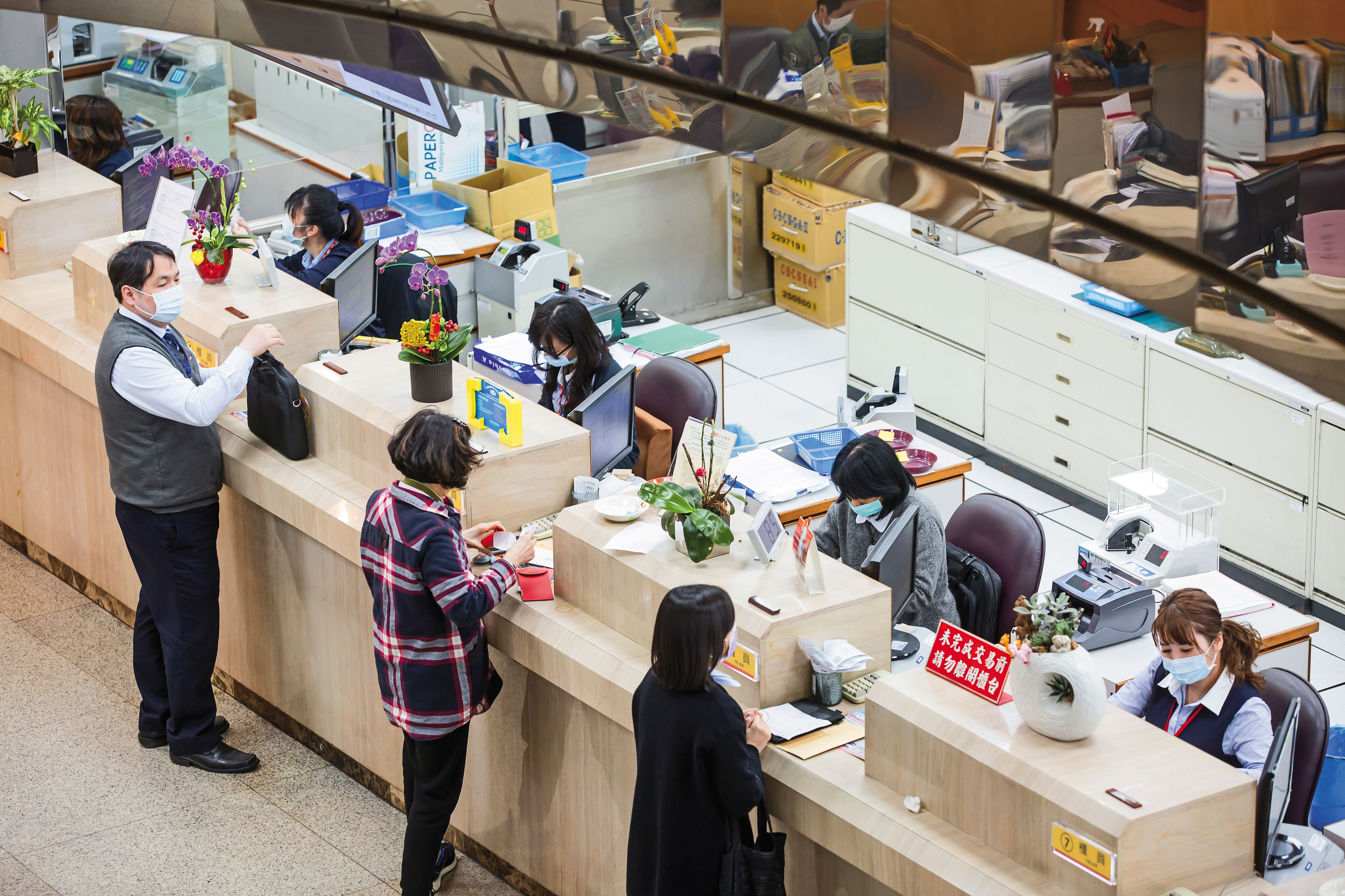 近年台股投資人流行分先透過信貸、房屋增貸取得資金投入股市,再以持有的股票或ETF向券商質押借款,將取得資金再投入槓桿型商品。