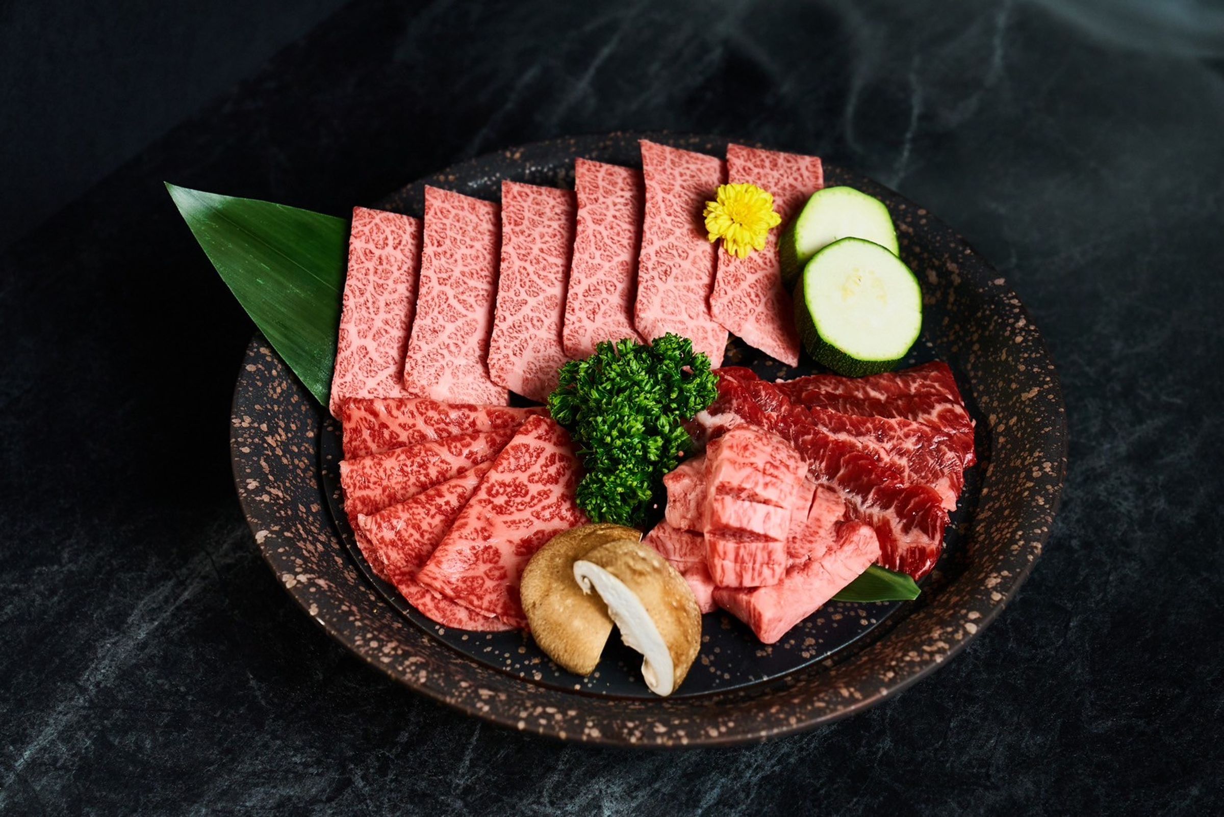 本日和牛拼盤會依照每日肉況精選脂味、肉味與風味三大類別部位。（八和和牛燒肉專門店提供）