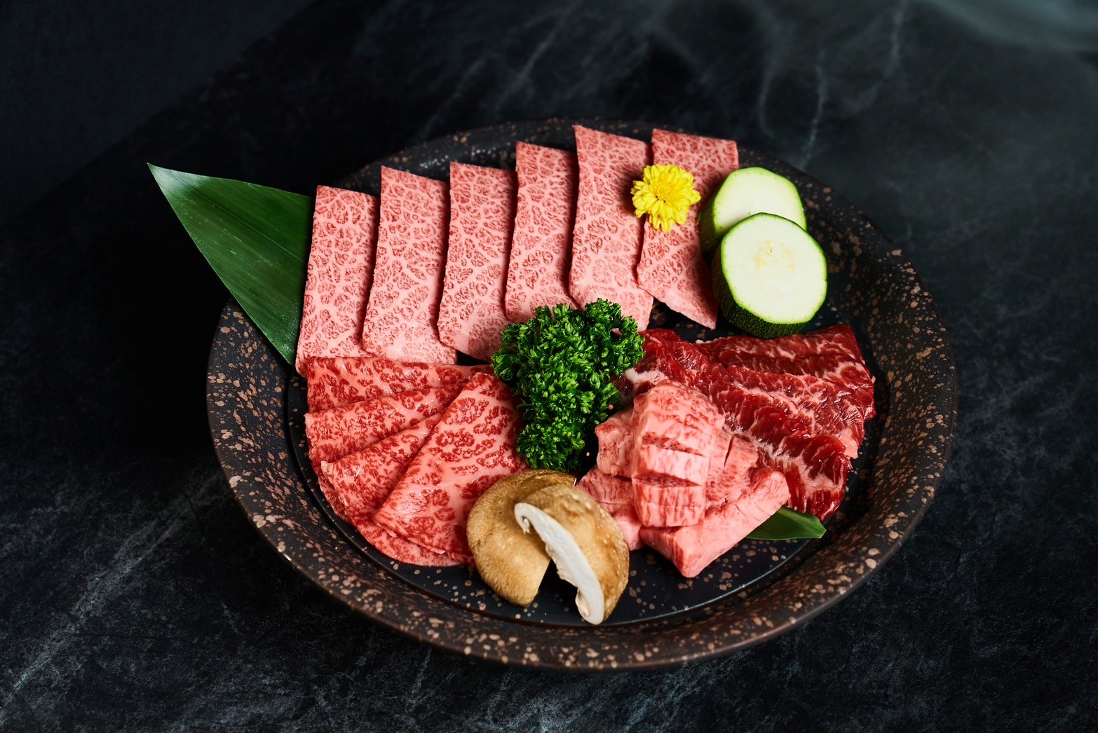 本日和牛拼盤會依照每日肉況精選脂味、肉味與風味三大類別部位。（八和和牛燒肉專門店提供）