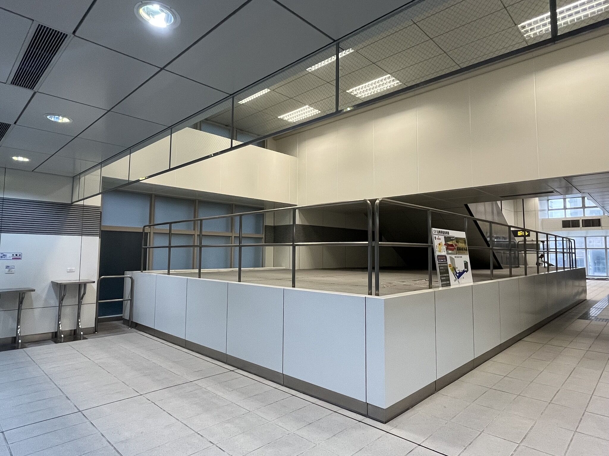 新北環狀線秀朗橋站電扶梯下方的封閉區域，其實是為未來中和光復線與環狀線轉乘所預留的地下連通道空間。（翻攝新北捷運局臉書）