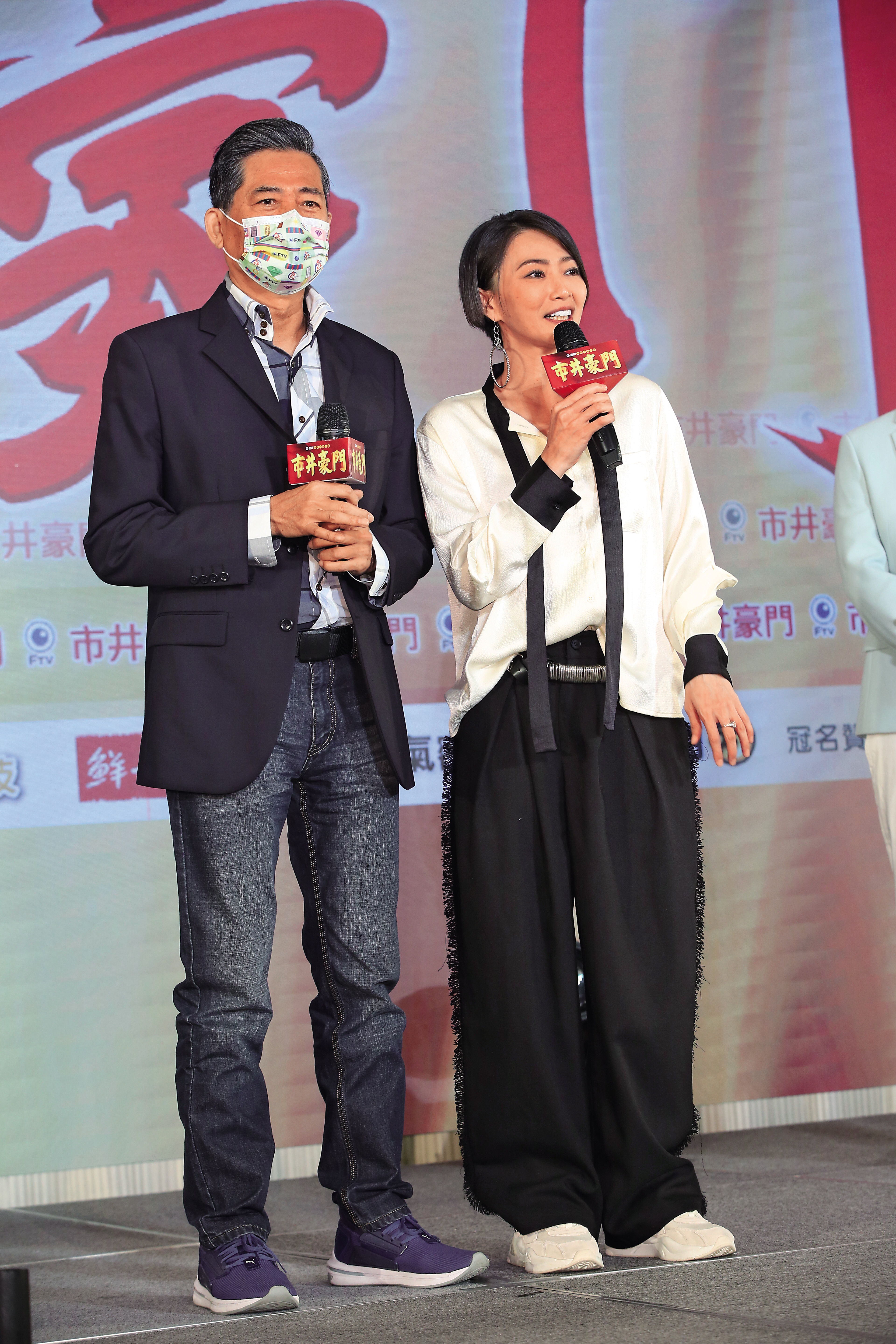 民視新八點強檔《市井豪門》首映會時，侯怡君（右）以女主人的姿態出席蕭大陸（左）製作的戲。