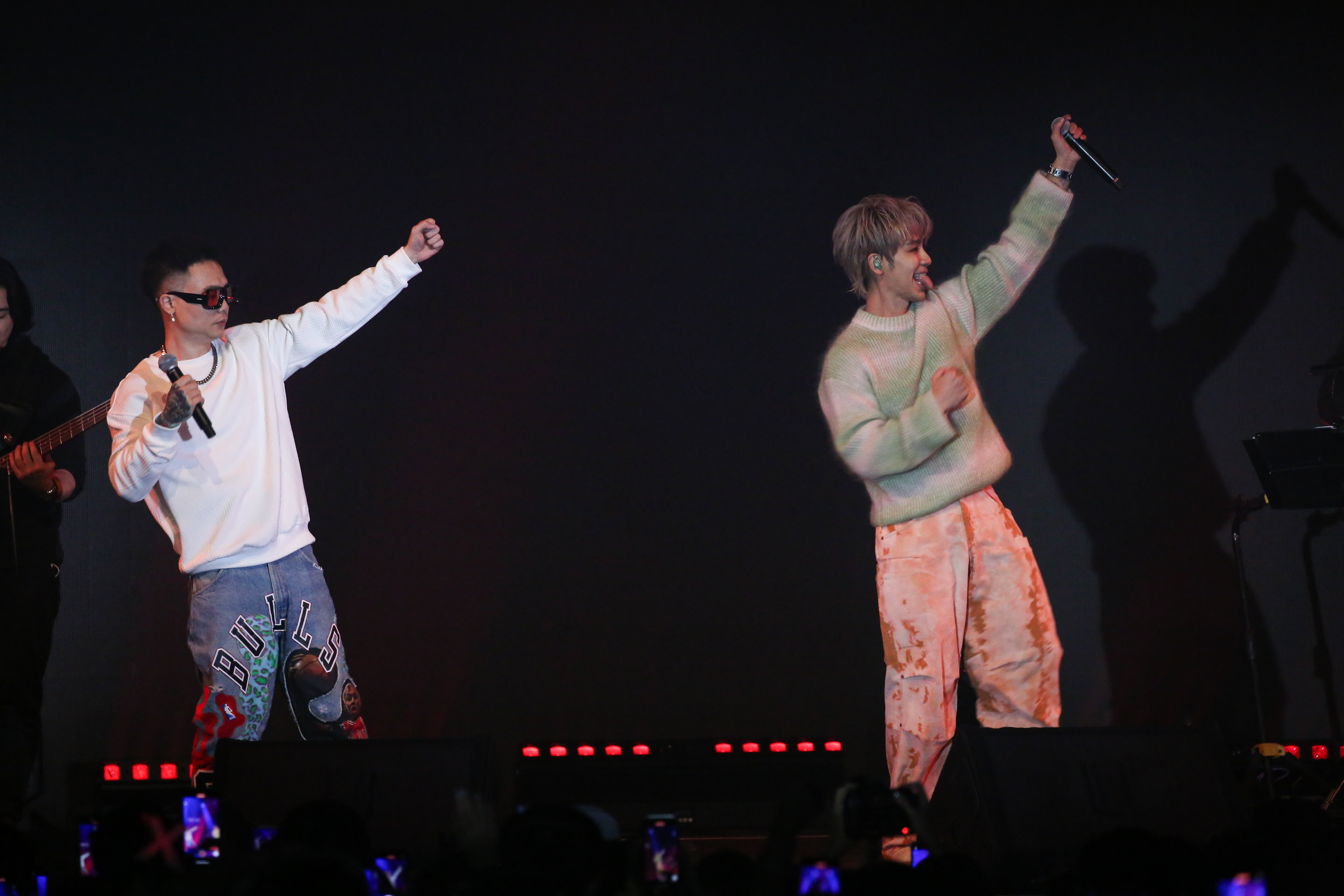 蕭秉治（左）與鼓鼓是「相信奇蹟耶誕演唱會」首組嘉賓，開場大跳射手舞引回憶殺。