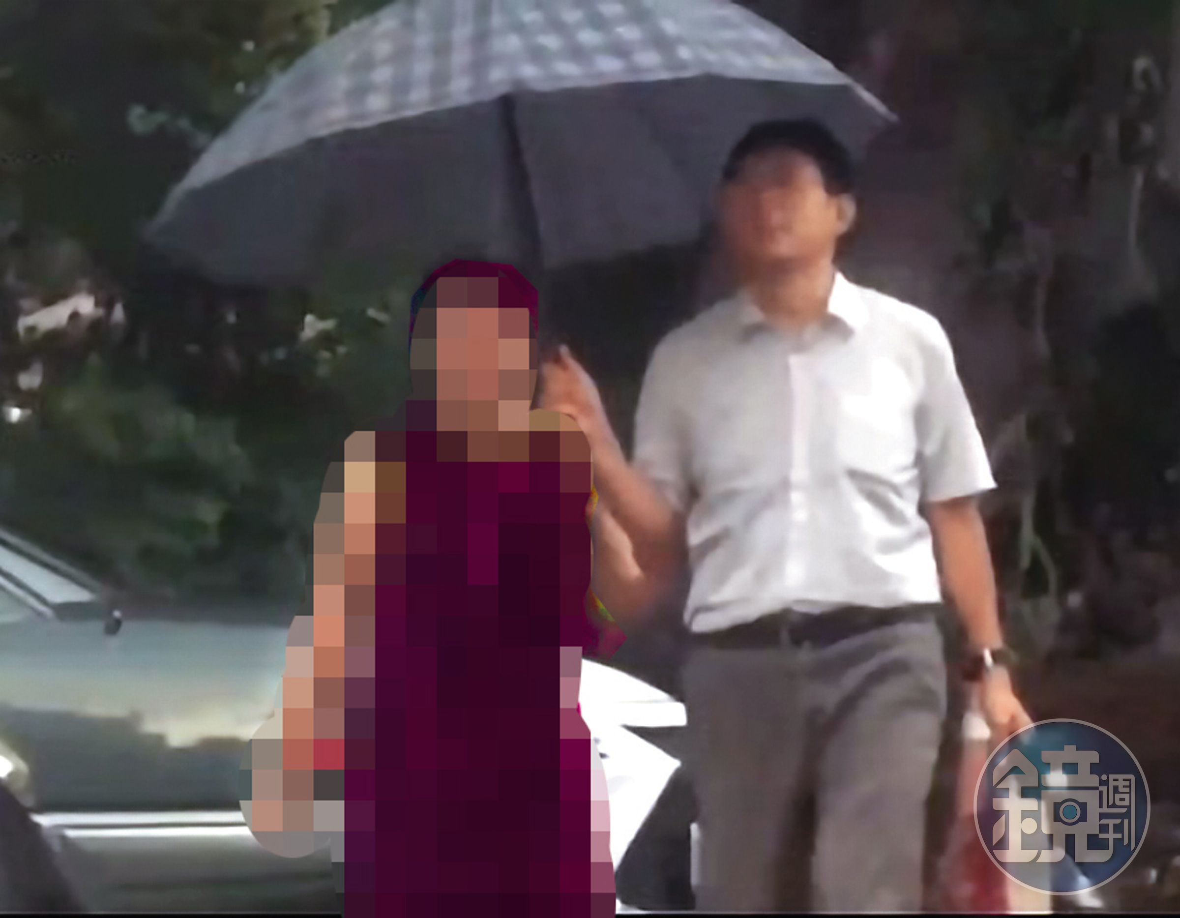 許育健與多名外遇對象牽手、依偎，互動親密。（讀者提供）