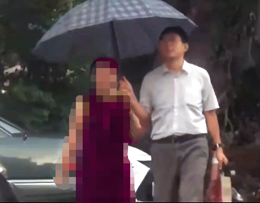 許育健與多名外遇對象牽手、依偎,互動親密。(讀者提供)