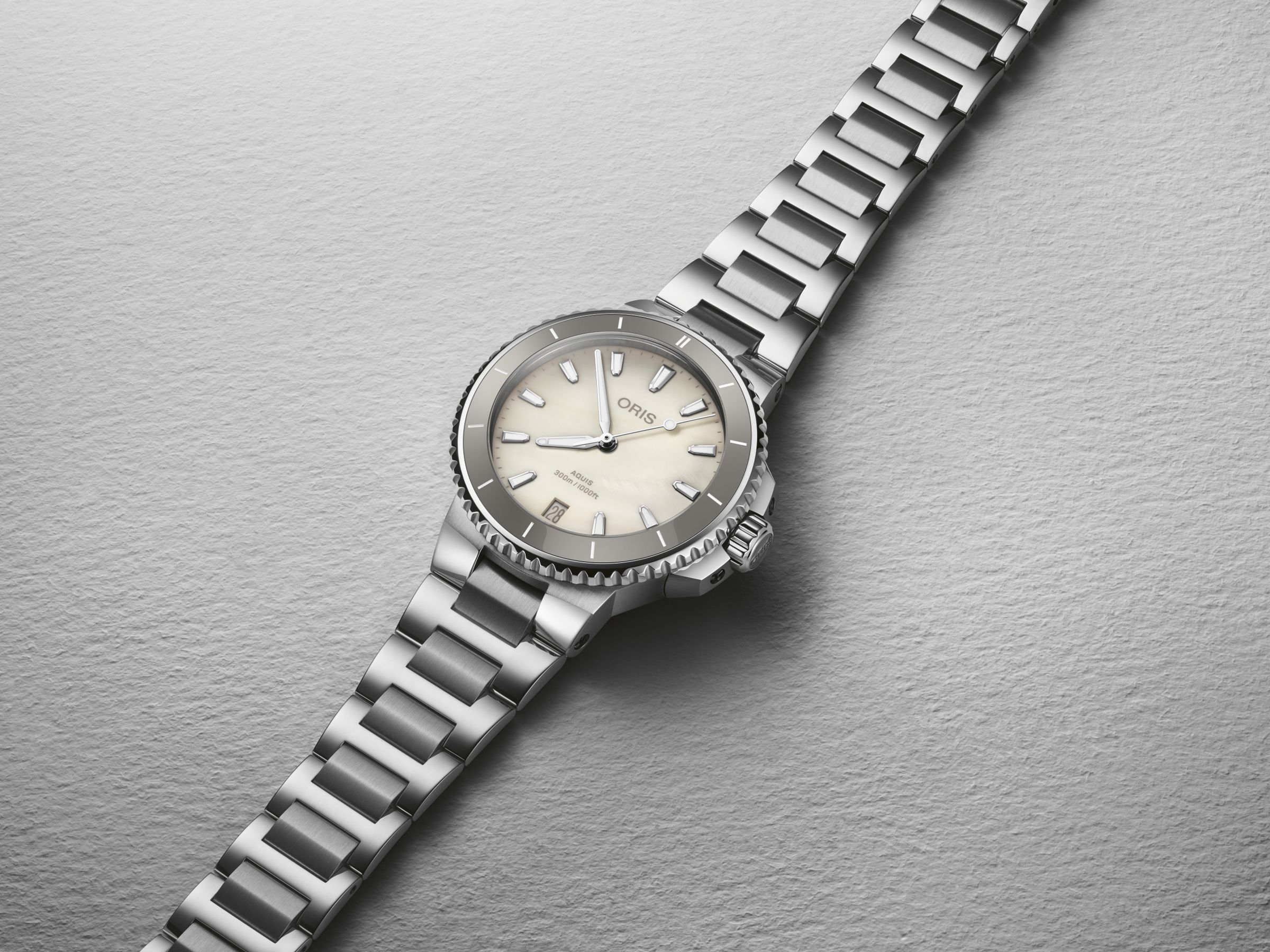 Aquis Date 36.5mm全面換上新設計的H字鍊帶，整體視覺效果更優異。定價NT$75,800。