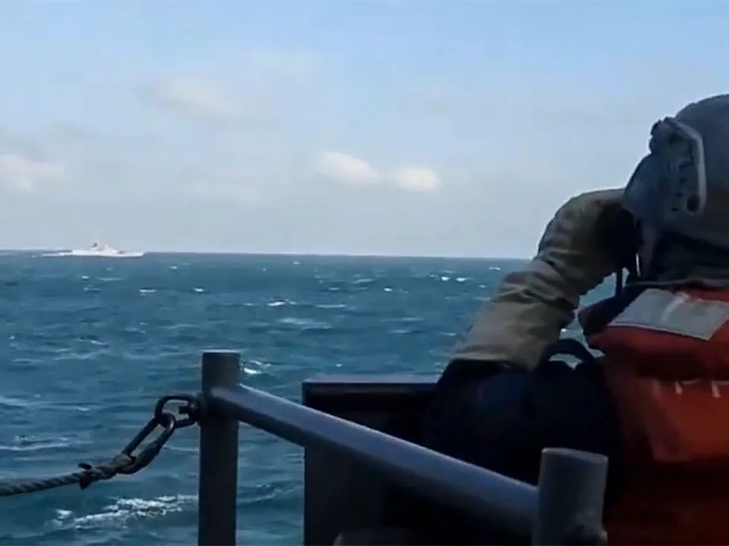 我軍田單號軍艦監控共軍安陽艦。（國防部提供）