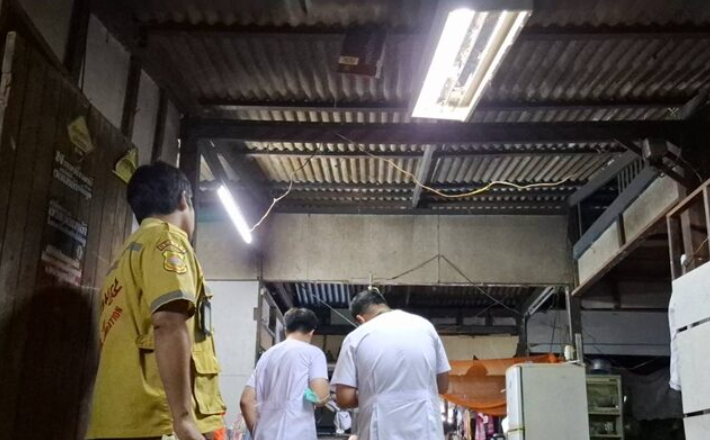 母親誤認兒子站在客廳，其實早已命喪繩下，讓人心碎。（翻攝自khaosod）