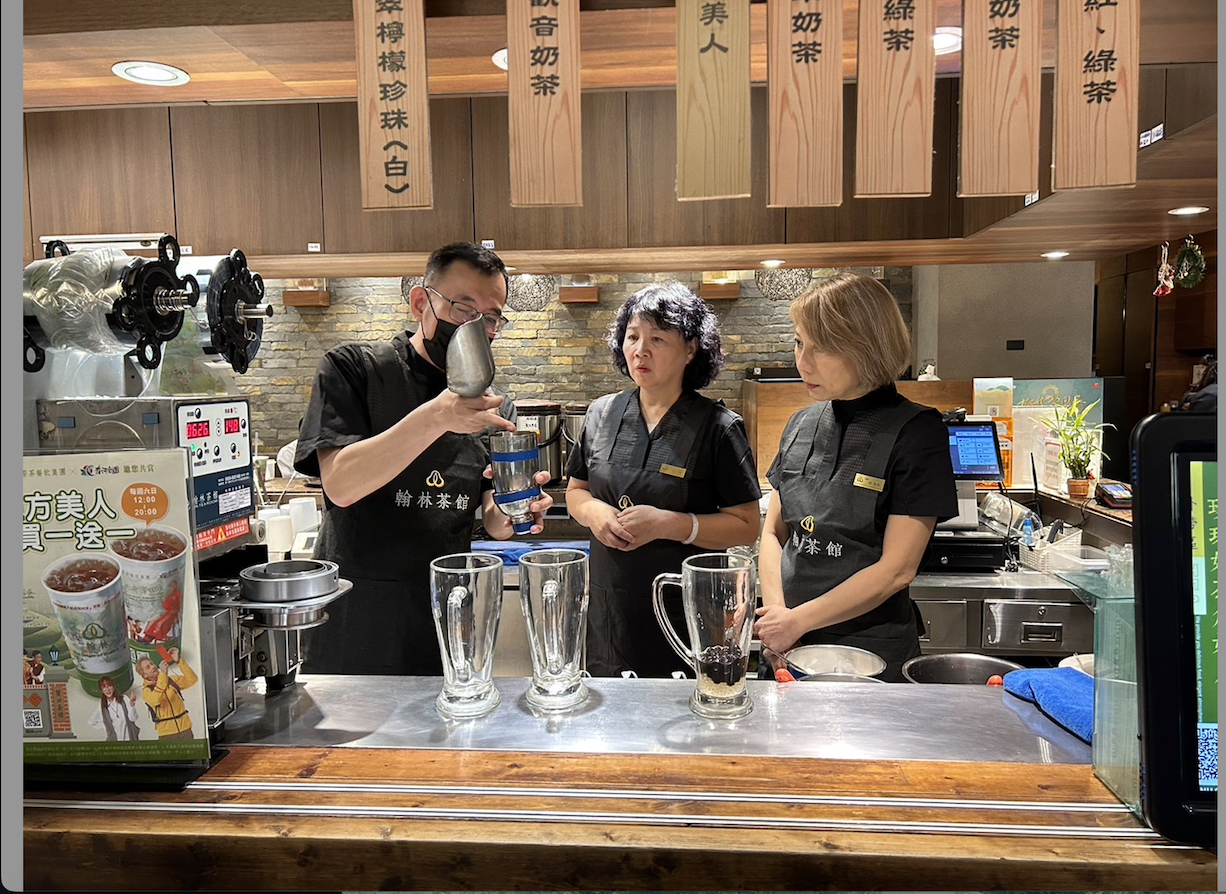 舞台劇《把我娶回家》導演郎祖筠及主角王琄到翰林茶館當一日店長。（春河劇團提供）