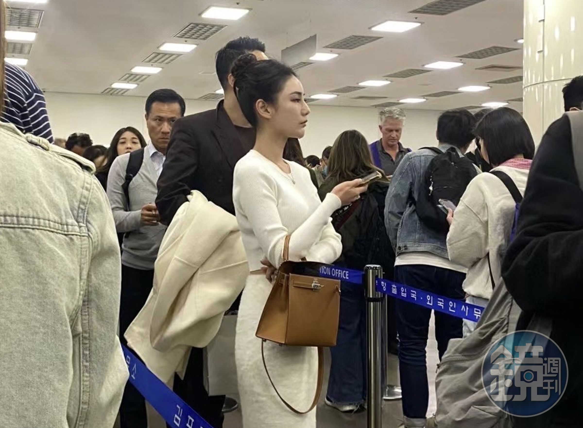 汪小菲跟女友Mandy 出現韓國機場。(讀者提供)