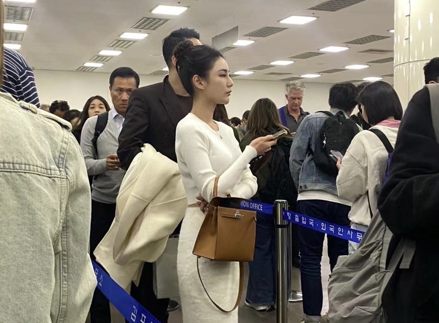 汪小菲跟女友Mandy 出現韓國機場。（讀者提供）