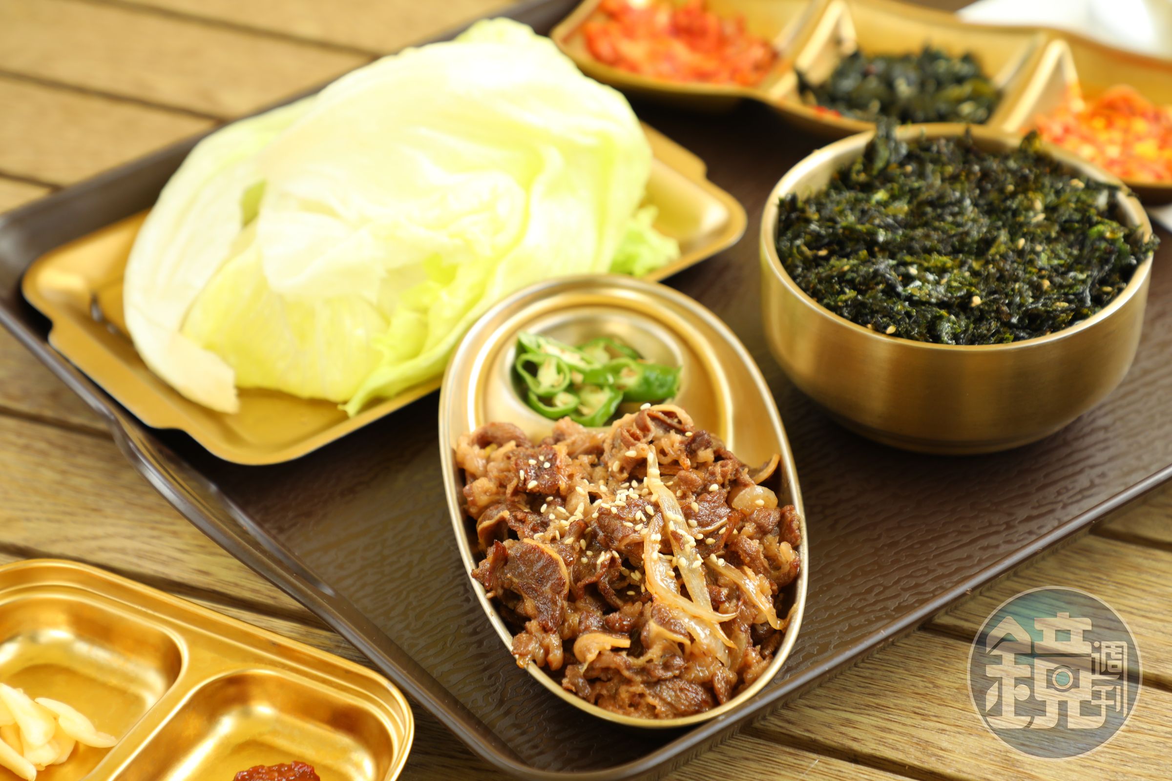 「韓式生菜包牛肉定食」用生菜包上鮮嫩牛肉、泡菜與海苔碎,一口吃下非常清爽。(340元/份)