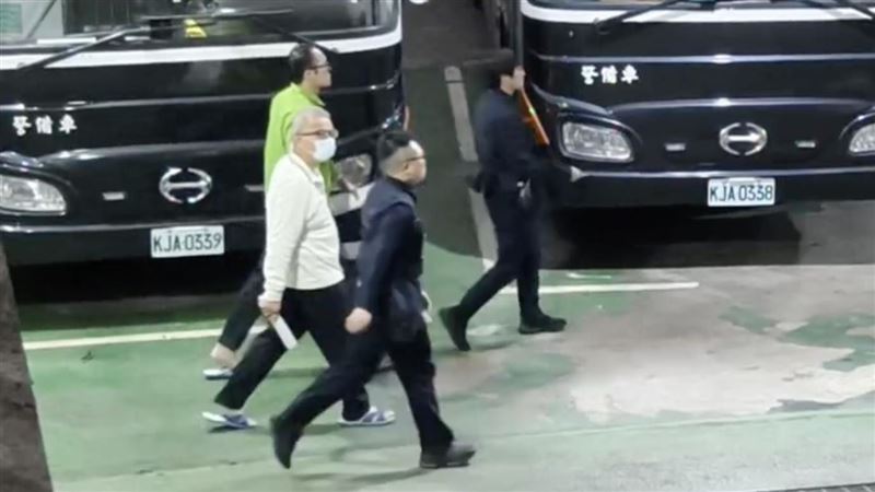 台北地院審理精舍命案，關於王薀領導的地下宗教團體涉嫌凌虐致死，庭訊中何姓女中醫師描述案發凌晨急救過程。（翻攝畫面）