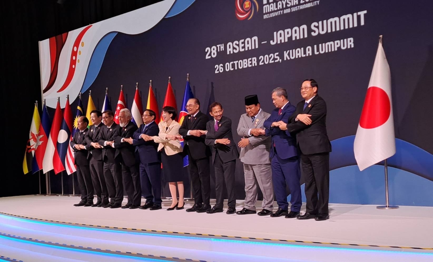 這場東協峰會中,出席的國家領袖幾乎清一色為男性,唯獨高市是女性,顯得格外搶眼。(翻攝自高市早苗X)