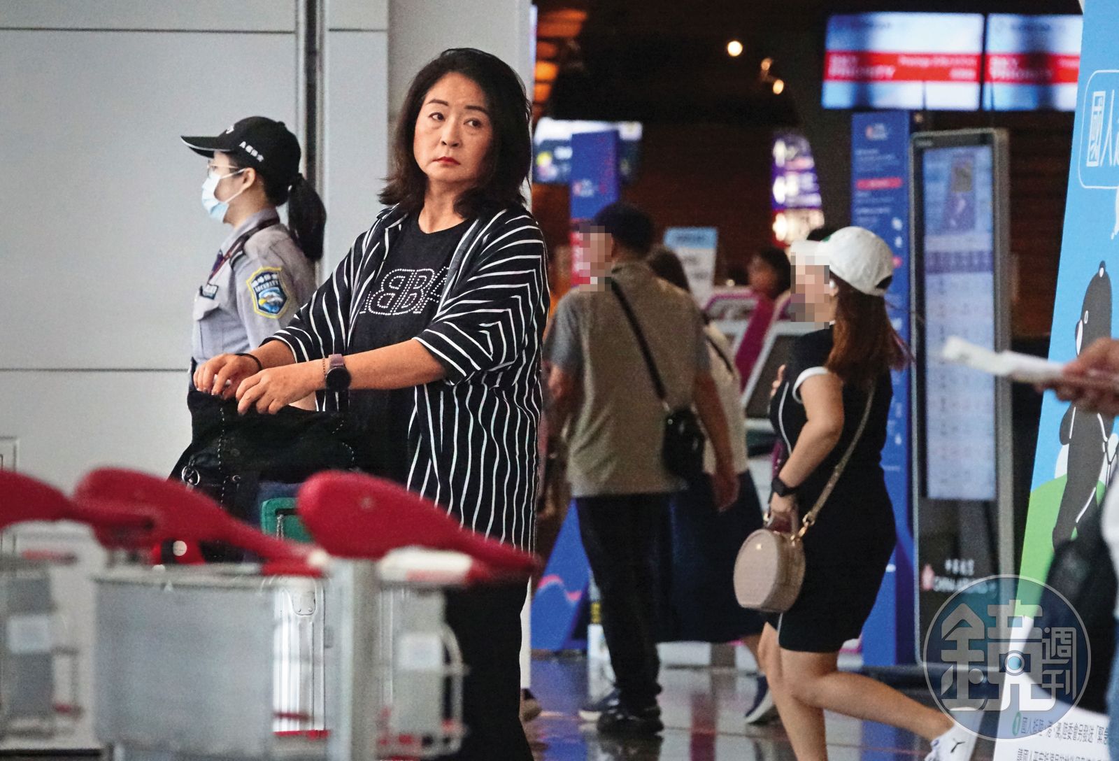 陸美良（圖）早上10點15分抵達一航廈，左顧右盼尋找張廖身影。