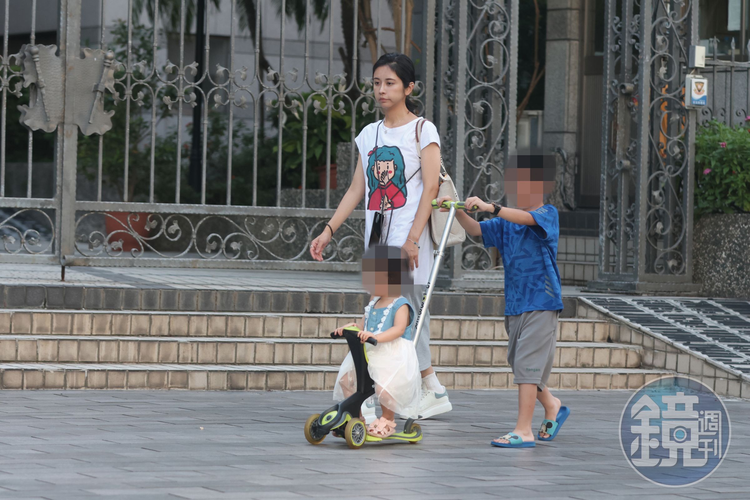 5/31 16：48，劉玳妍的兒子推著坐在玩具車上的妹妹一起散步。