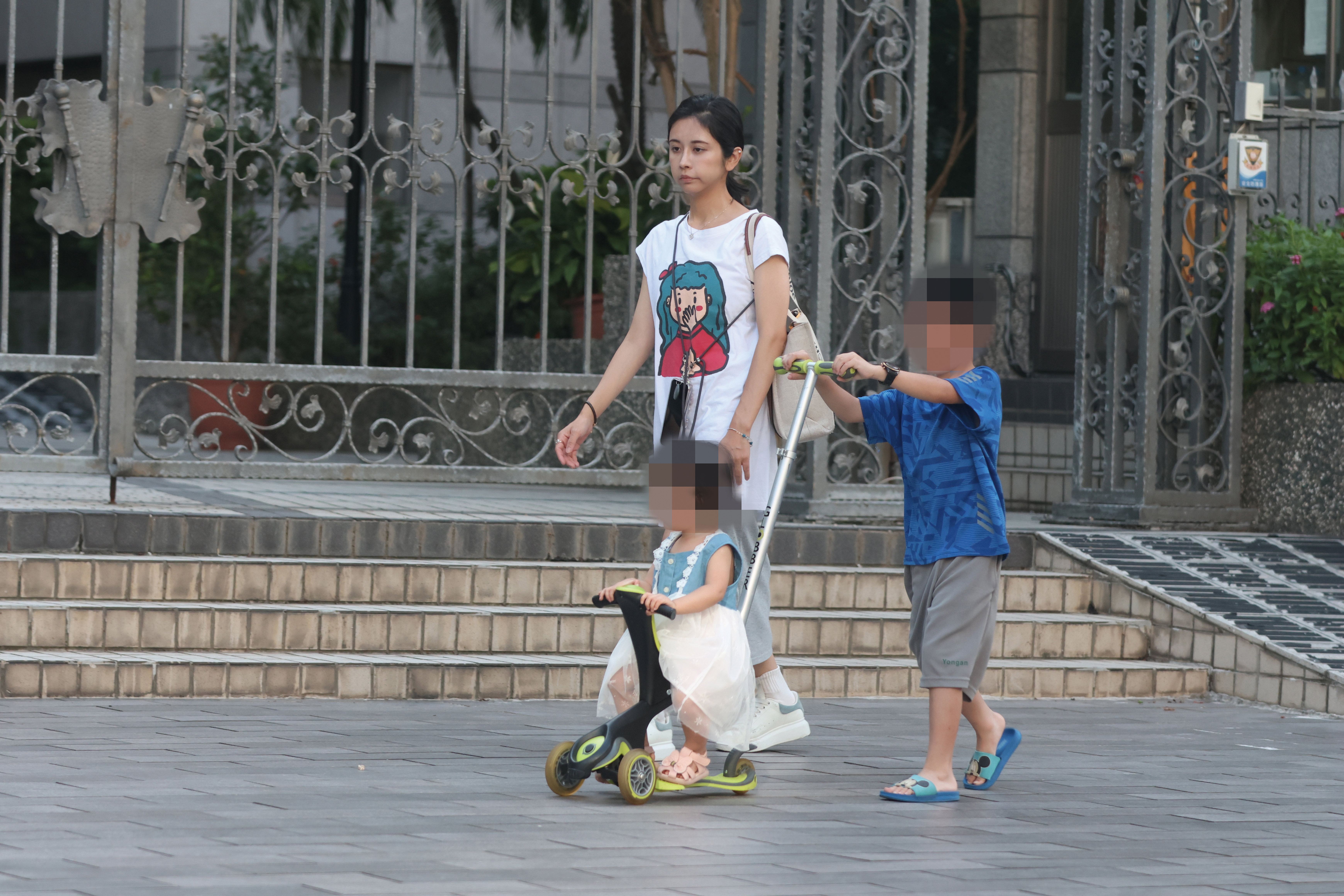 5/31 16：48，劉玳妍的兒子推著坐在玩具車上的妹妹一起散步。