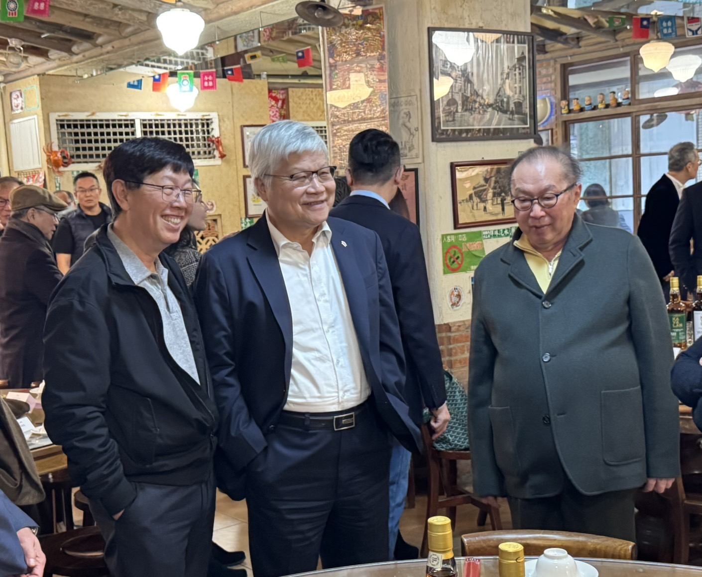 劉揚偉（左起）、魏哲家、林百里齊聚餐敘。