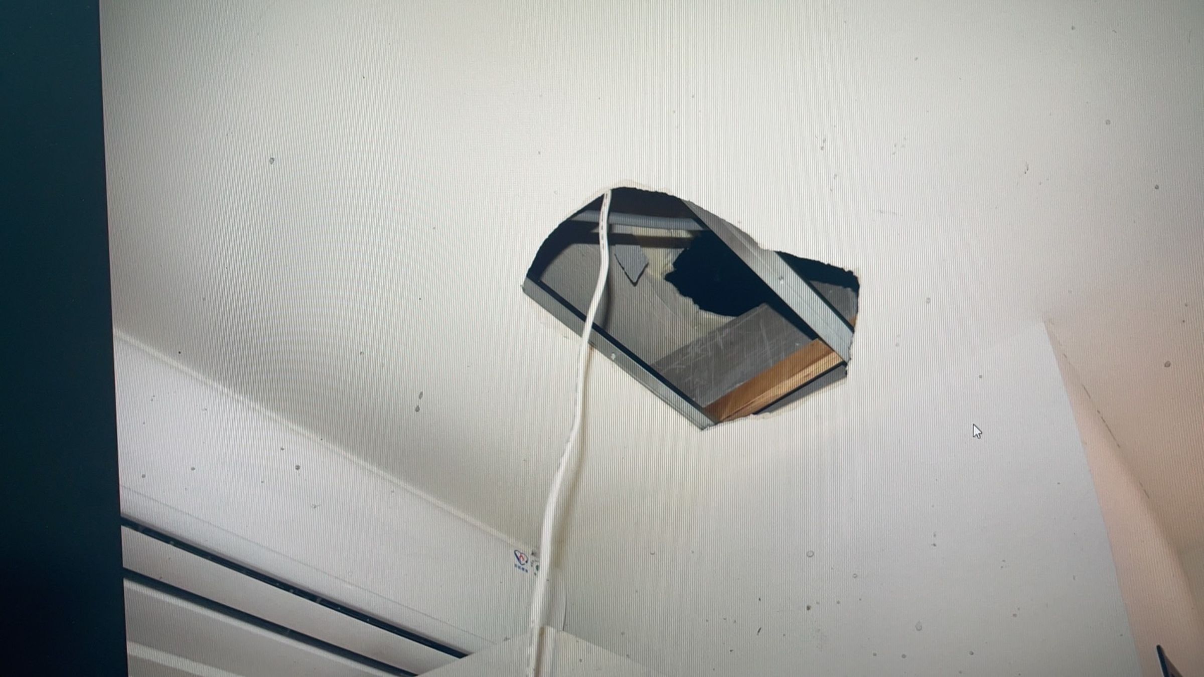 北市士林區張男返家後發現鐵皮屋頂被鑿出一個大洞,家中財物被搜刮一空。(翻攝畫面)