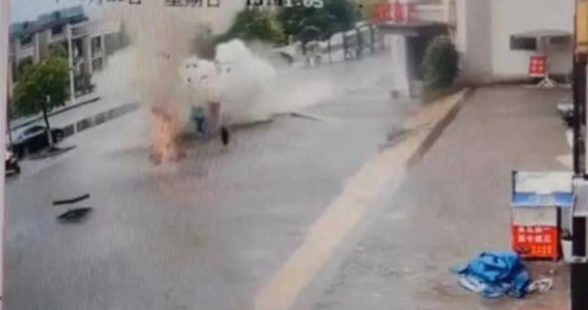 中國重慶市一名孩童日前將鞭炮扔進下水道中，引發爆炸，孔蓋遭炸飛。（翻攝照片）