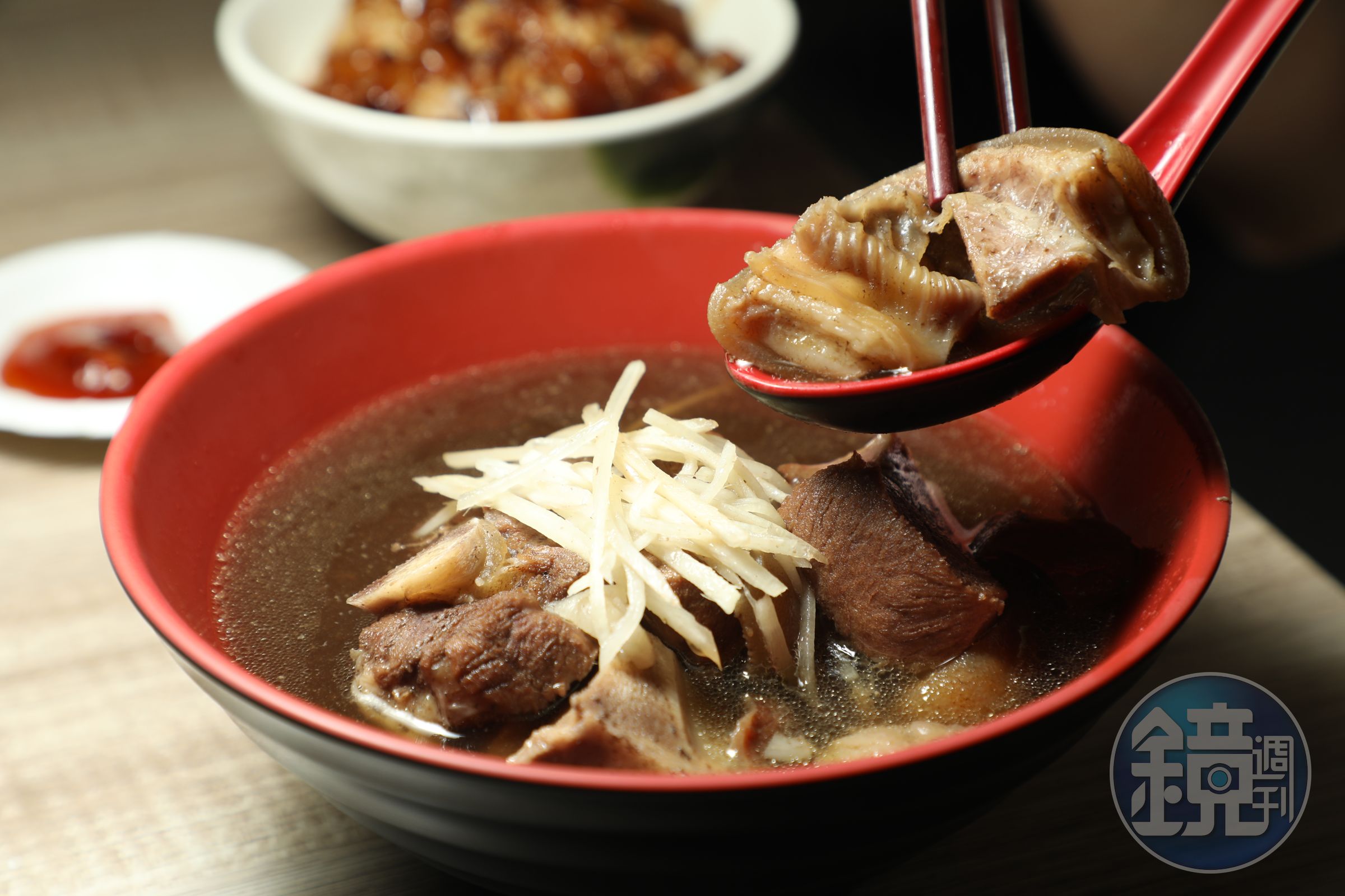 「大碗公當歸羊肉」的羊肉湯湯頭溫潤甘甜。(何宗昇攝)