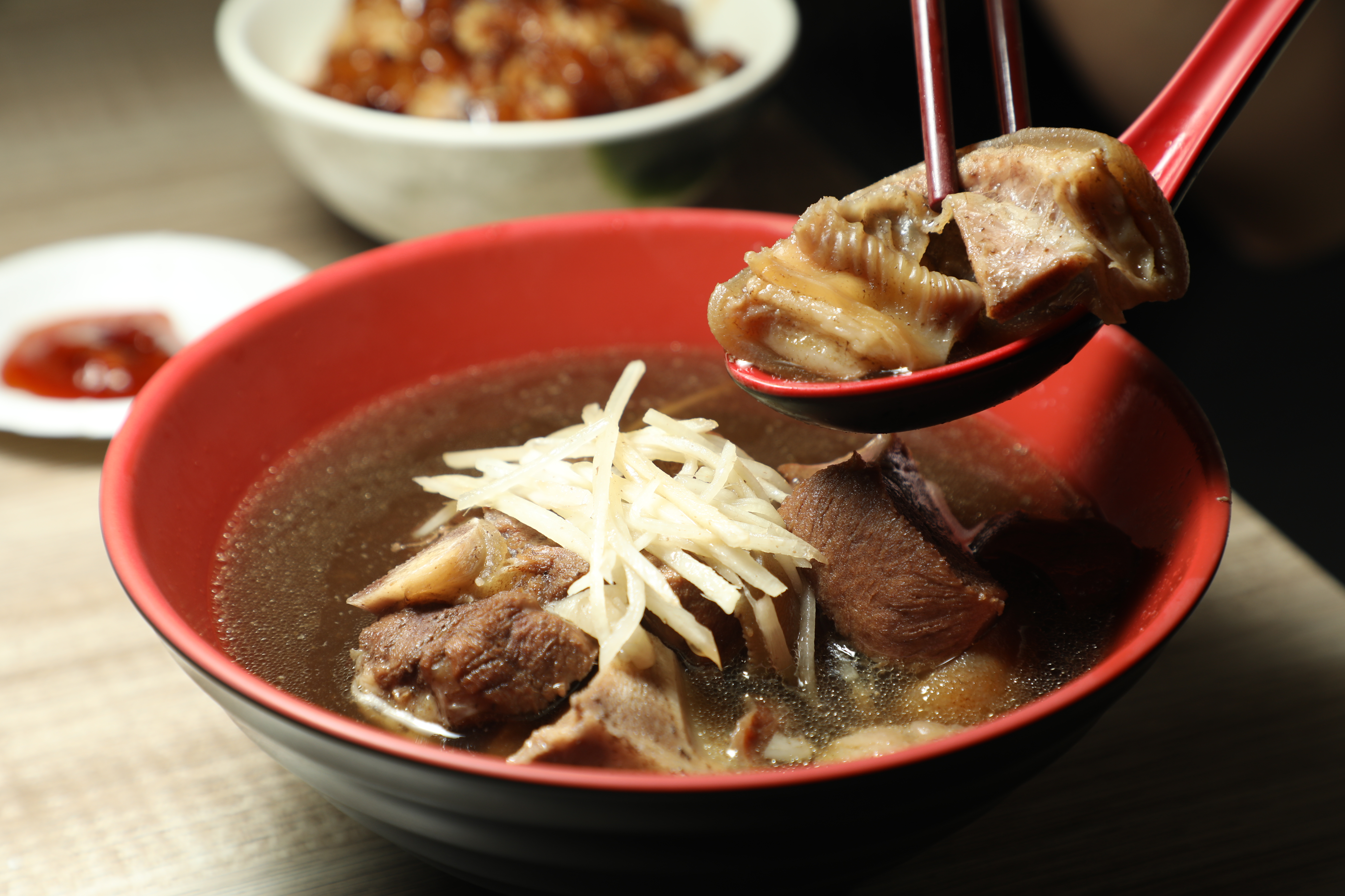 「大碗公當歸羊肉」的羊肉湯湯頭溫潤甘甜。(何宗昇攝)