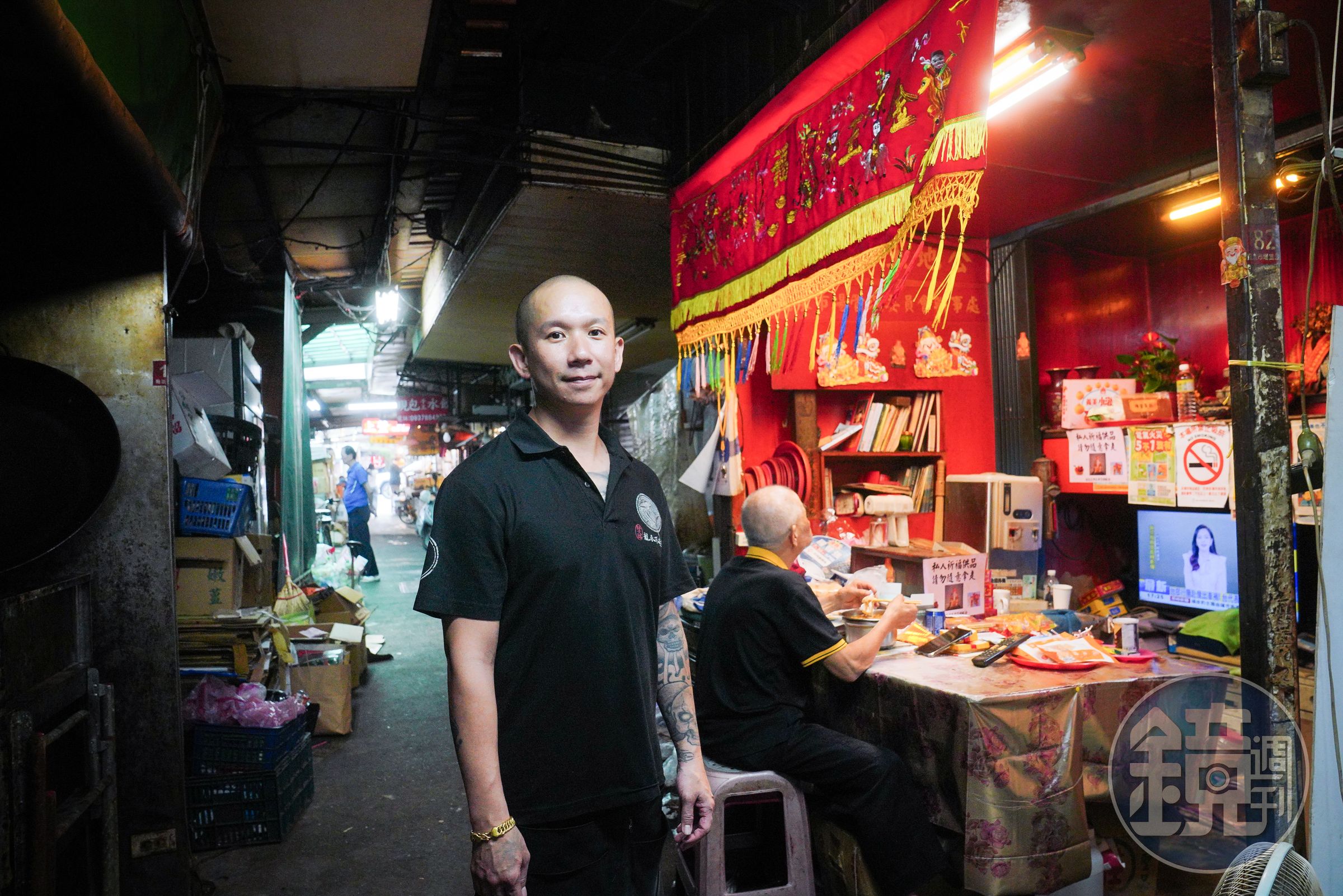 吳威億從小在師大龍泉市場長大,16歲時加入黑社會,闖蕩江湖。30歲那年洗心革面,回家創業。