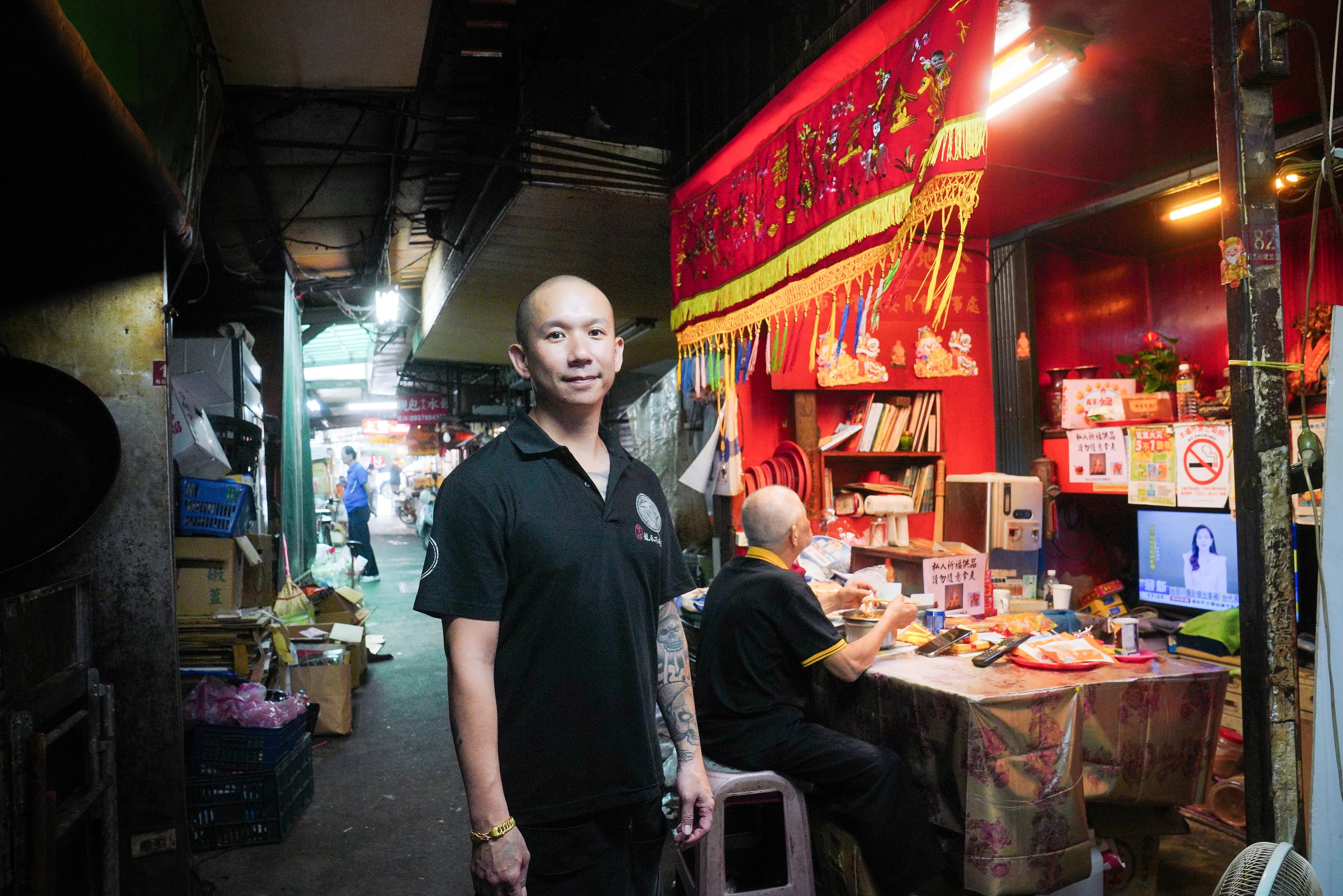 吳威億從小在師大龍泉市場長大，16歲時加入黑社會，闖蕩江湖。30歲那年洗心革面，回家創業。