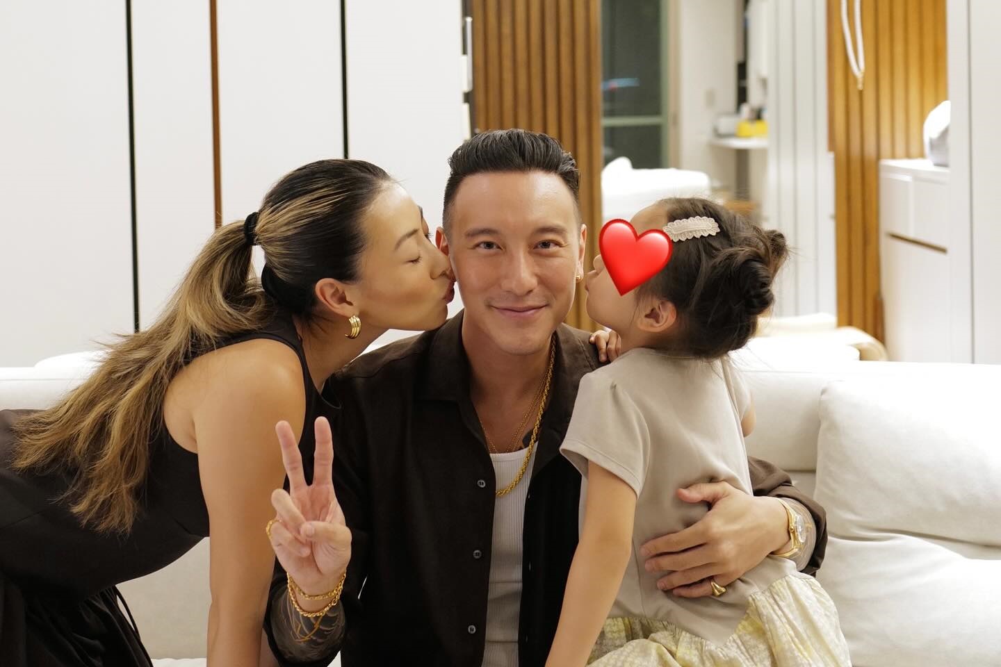 王陽明夫妻喜歡一起接小孩放學。（翻攝自王陽明臉書）