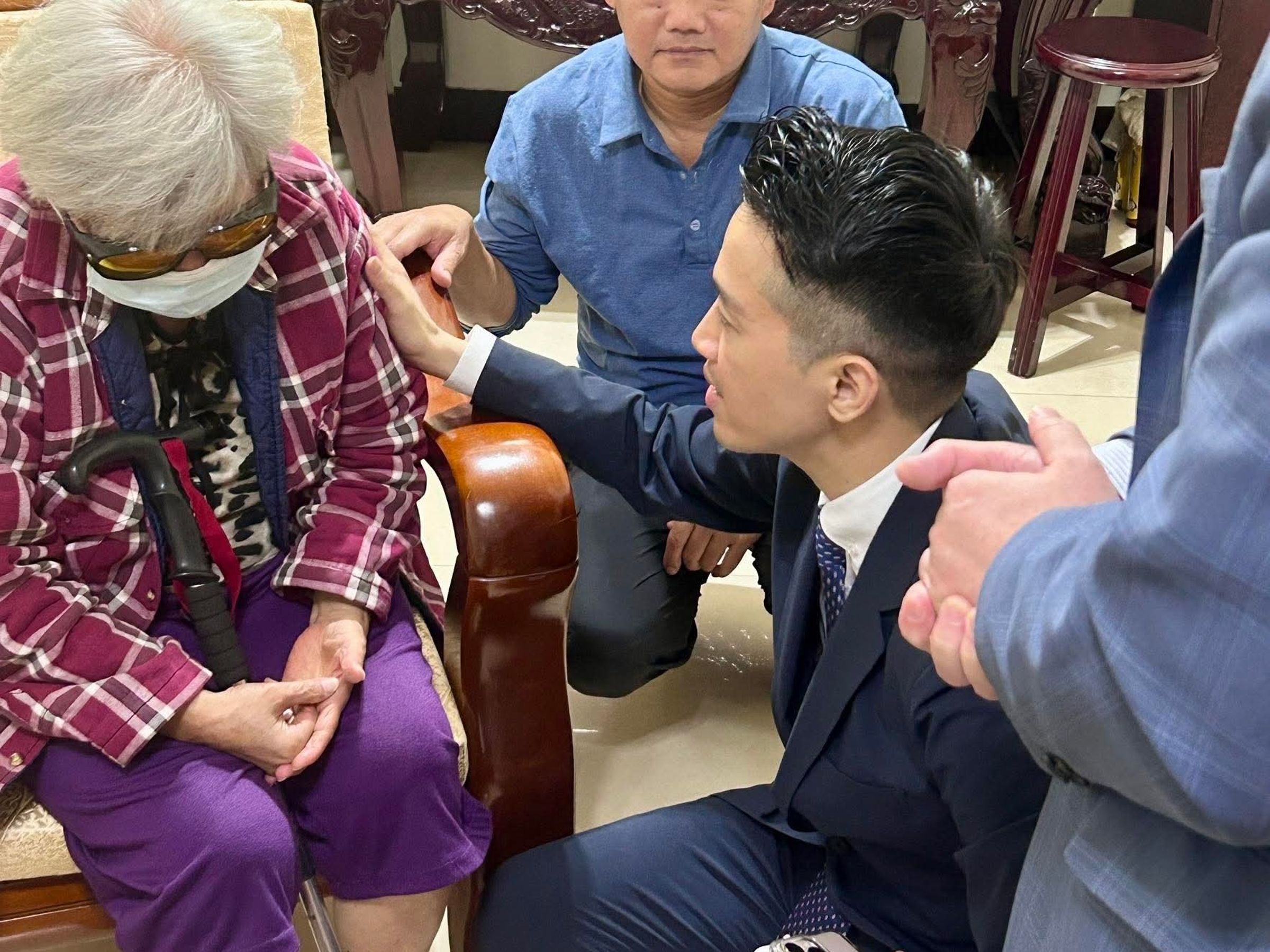 何志偉訪視總統賴清德依法特赦殺癱兒的八旬林劉姓婦人，並分享過程與觀察。（翻攝何志偉臉書）